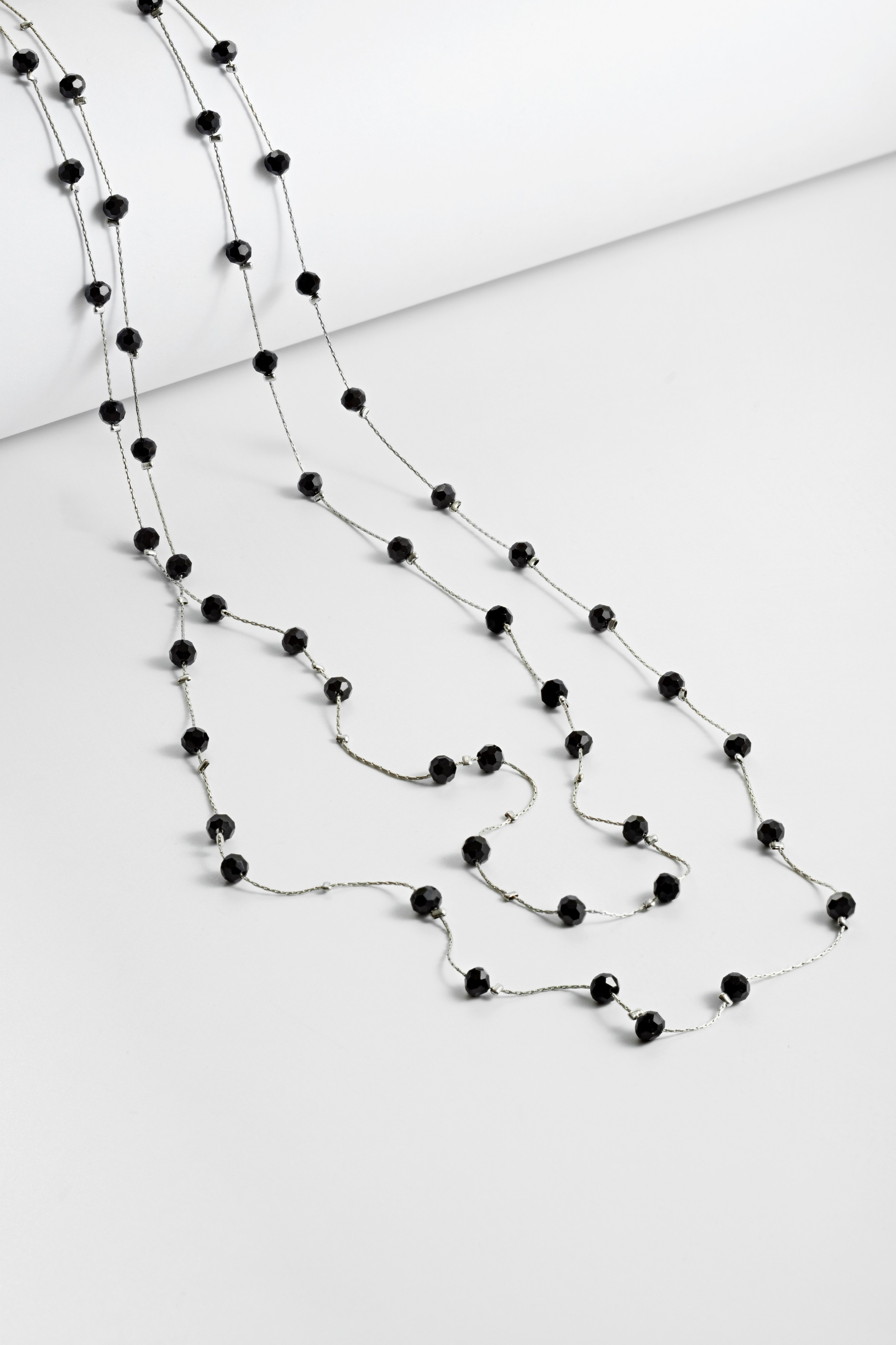 фотосъемка бижутерии на белом нейтральном фоне для маркетплейса