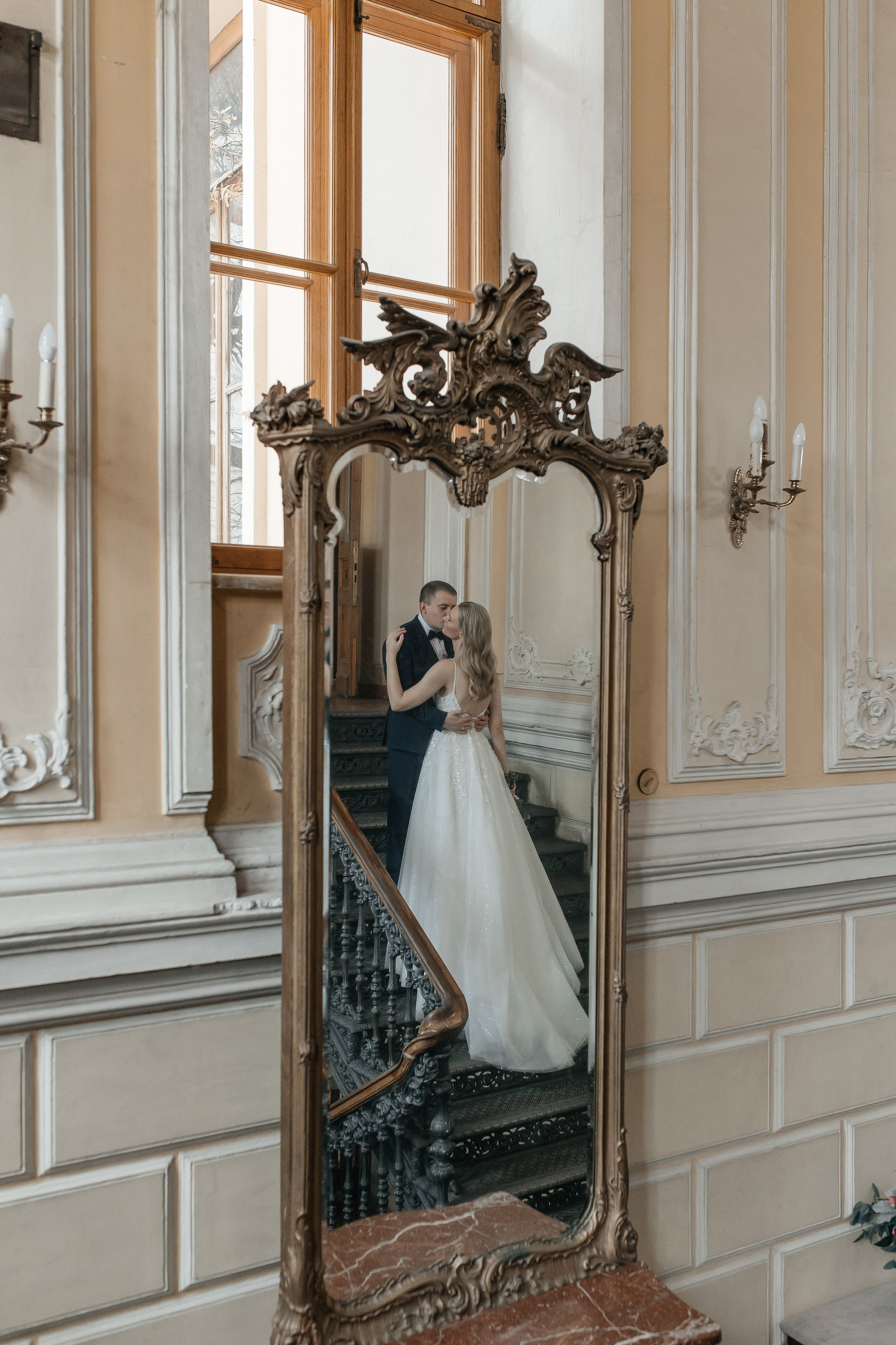 Свадебная фотосессия в библиотеке читальне Пушкина. Свадебный фотограф в Москве Дарья Олендарёва