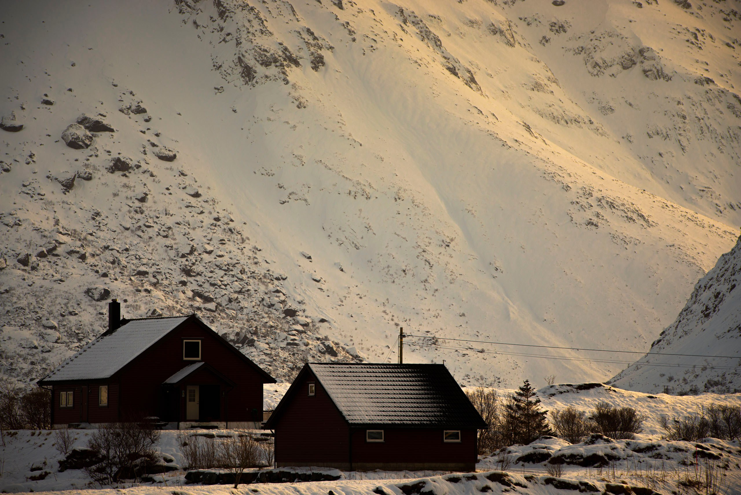 Snow-covered cliffs lit by sunlight — арктический горный пейзаж Лофотенских островов.