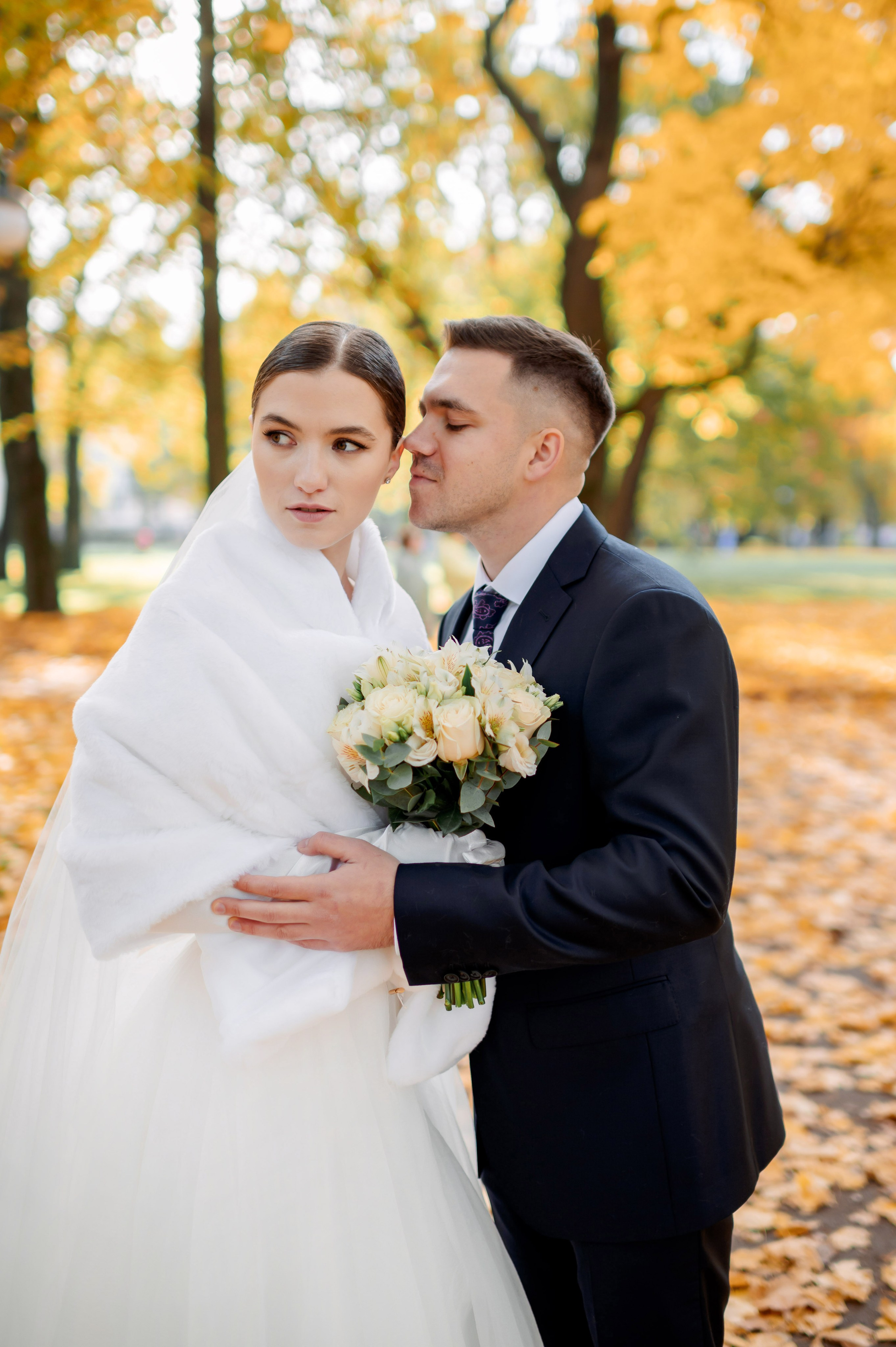 Осенняя великолепная свадебная прогулка жениха и невесты в октябре в Санкт-Петербурге в Михайловском парке и у Атлантов на Миллионной улице. Портретный, семейный и свадебный фотограф в Санкт-Петербурге и в Пушкине Ширяев Денис