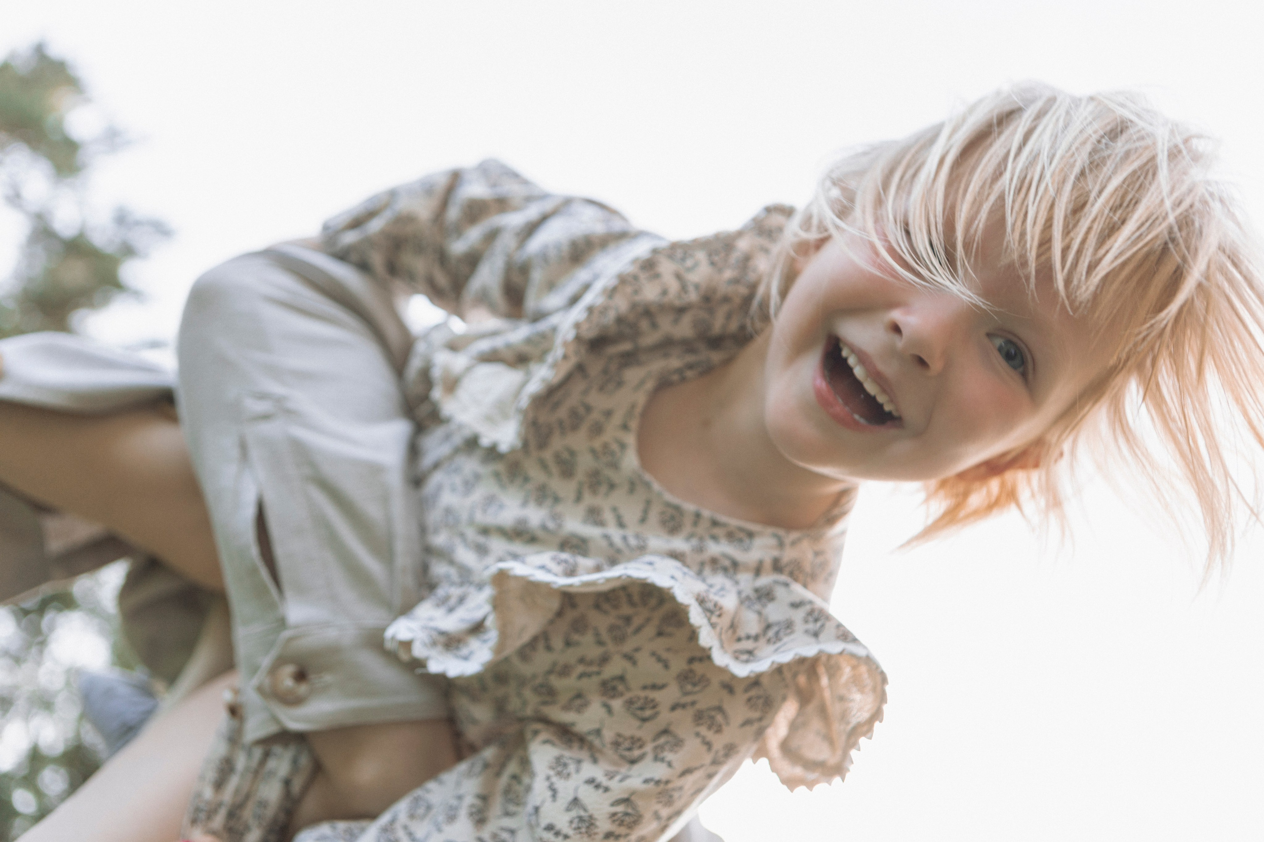 Семейная фотосессия на закате в парке с пледом и корзиной, Москва