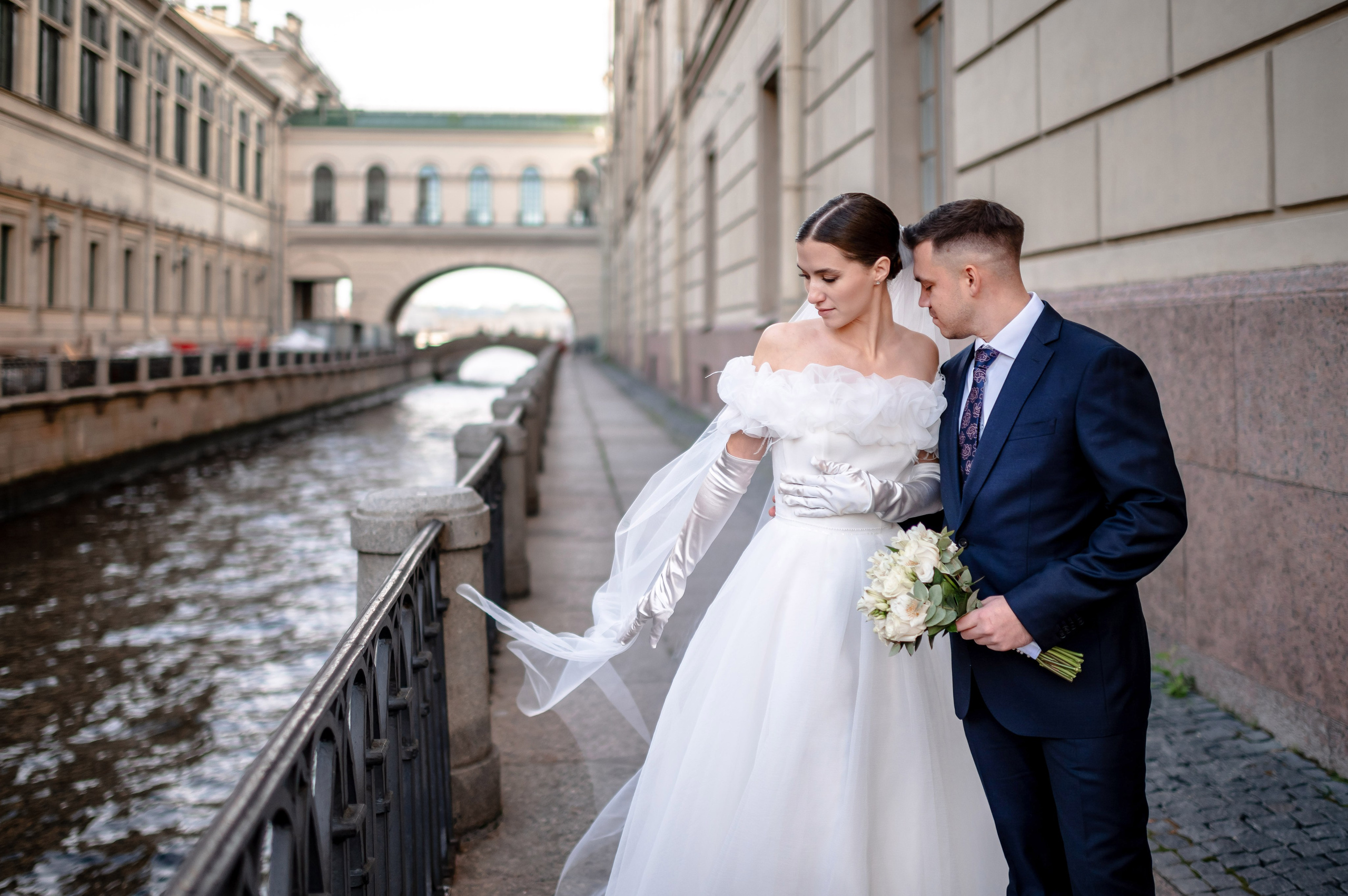 Осенняя великолепная свадебная прогулка жениха и невесты в октябре в Санкт-Петербурге в Михайловском парке и у Атлантов на Миллионной улице. Портретный, семейный и свадебный фотограф в Санкт-Петербурге и в Пушкине Ширяев Денис