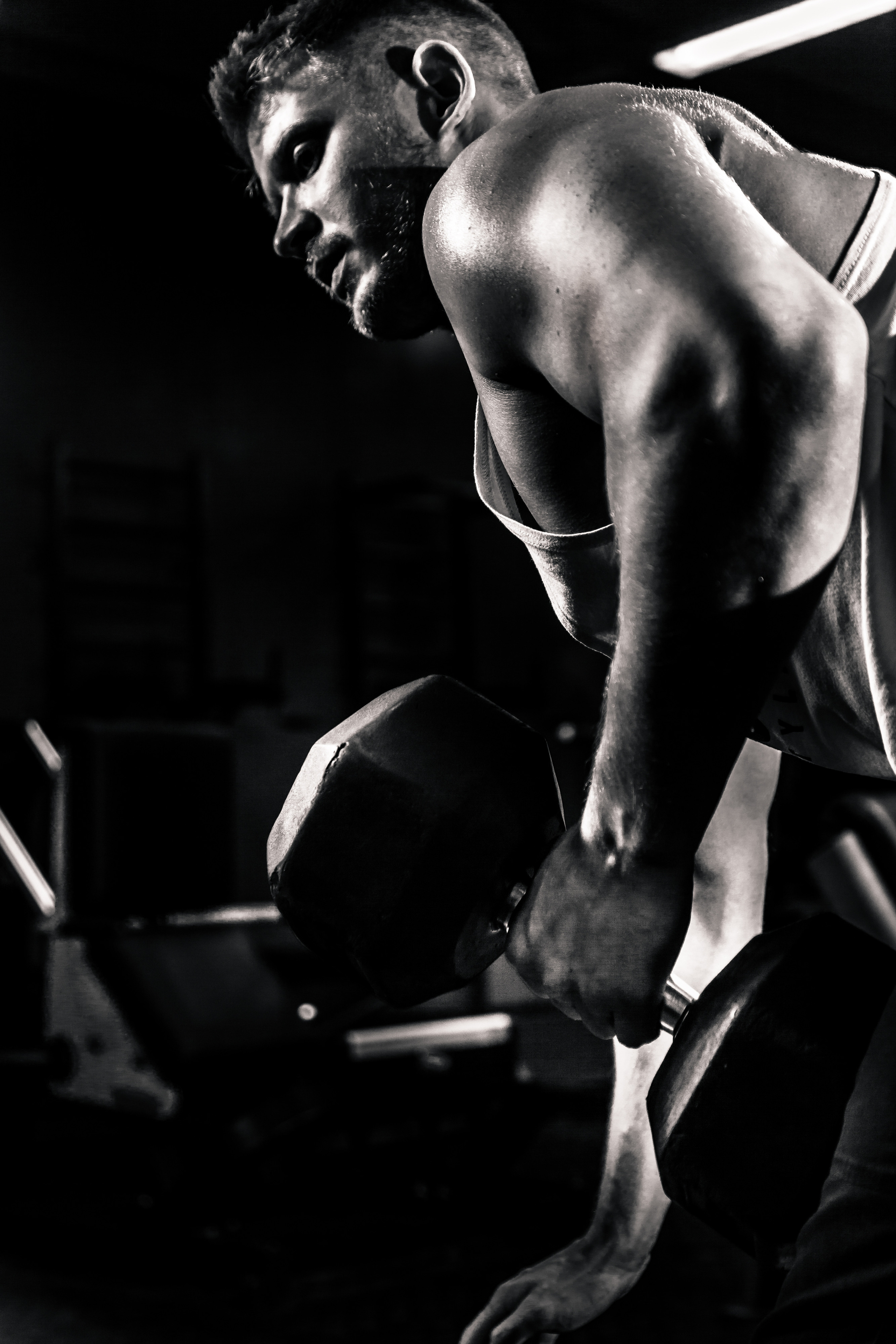 Профессиональная фитнес спортивная фотосессия спортсмена тренера с гантелями в тренажерном зале в Москве.