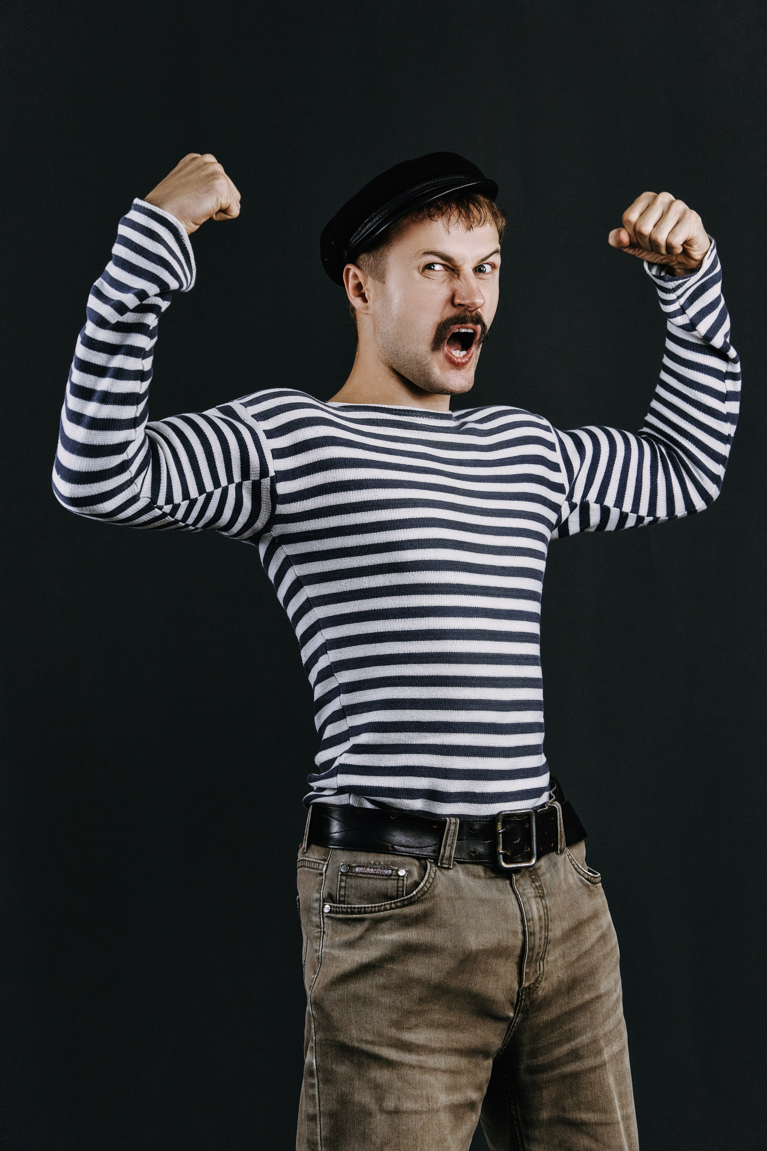 Брутальная мужская косплей-фотосессия в тельняшке на тёмном фоне