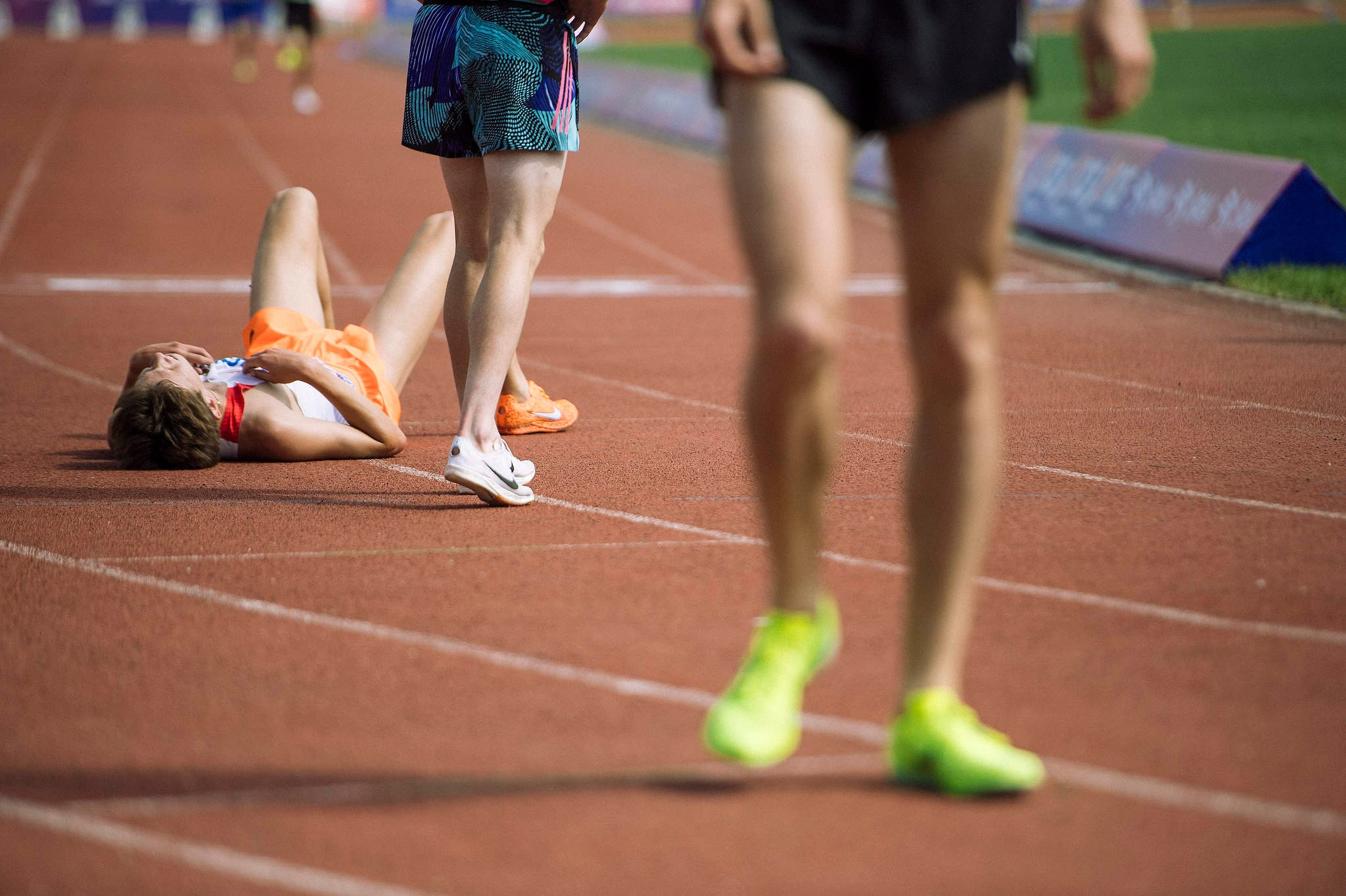 Спортсмен упал и лежит после финиша