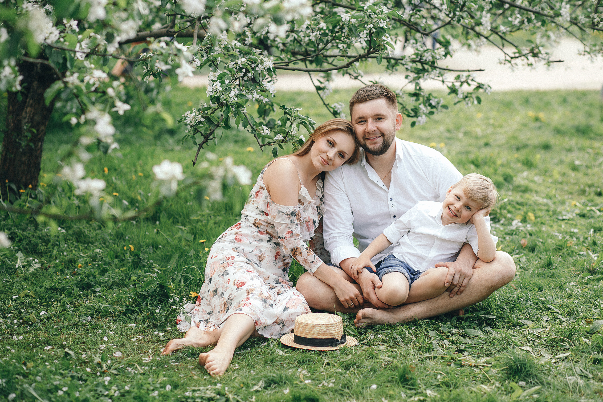 Семейная фотосессия в цветущих садах в Коломенском