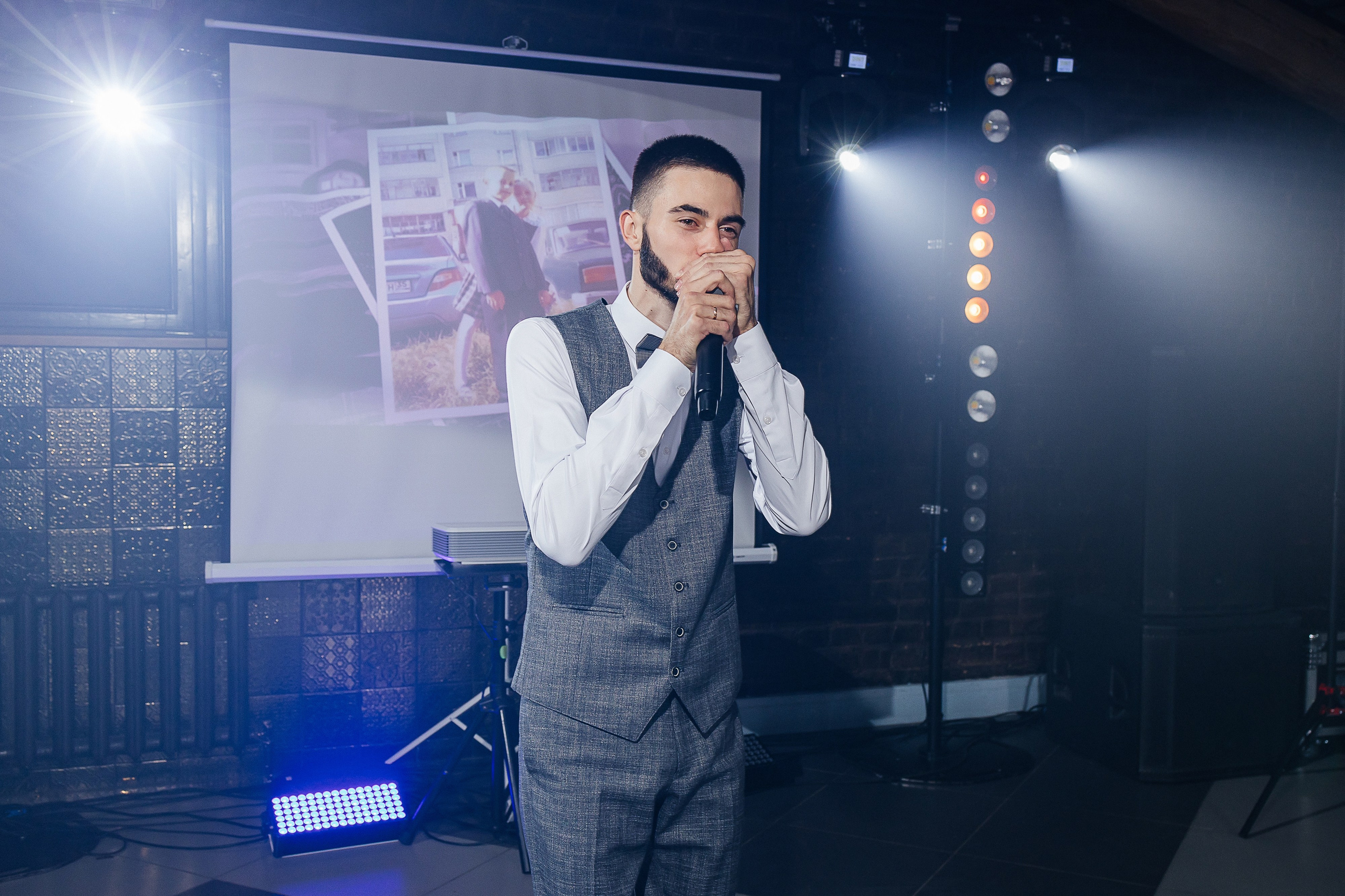 Чувственная первая встреча пары в отеле. Олег Сверчков | Свадебный фотограф Вологда
