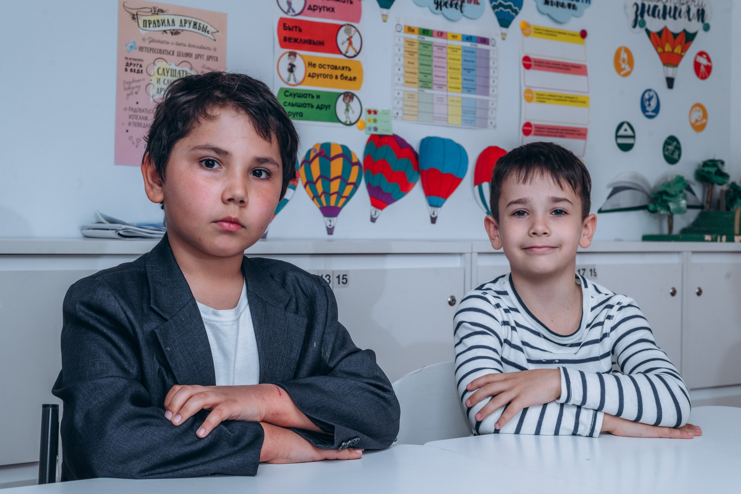 Выпускной альбом 1 класса — фотосессия в школе, деликатная ретушь и дизайн в Москве. MILATE — выпускные альбомы, фотосессии и видео в Москве