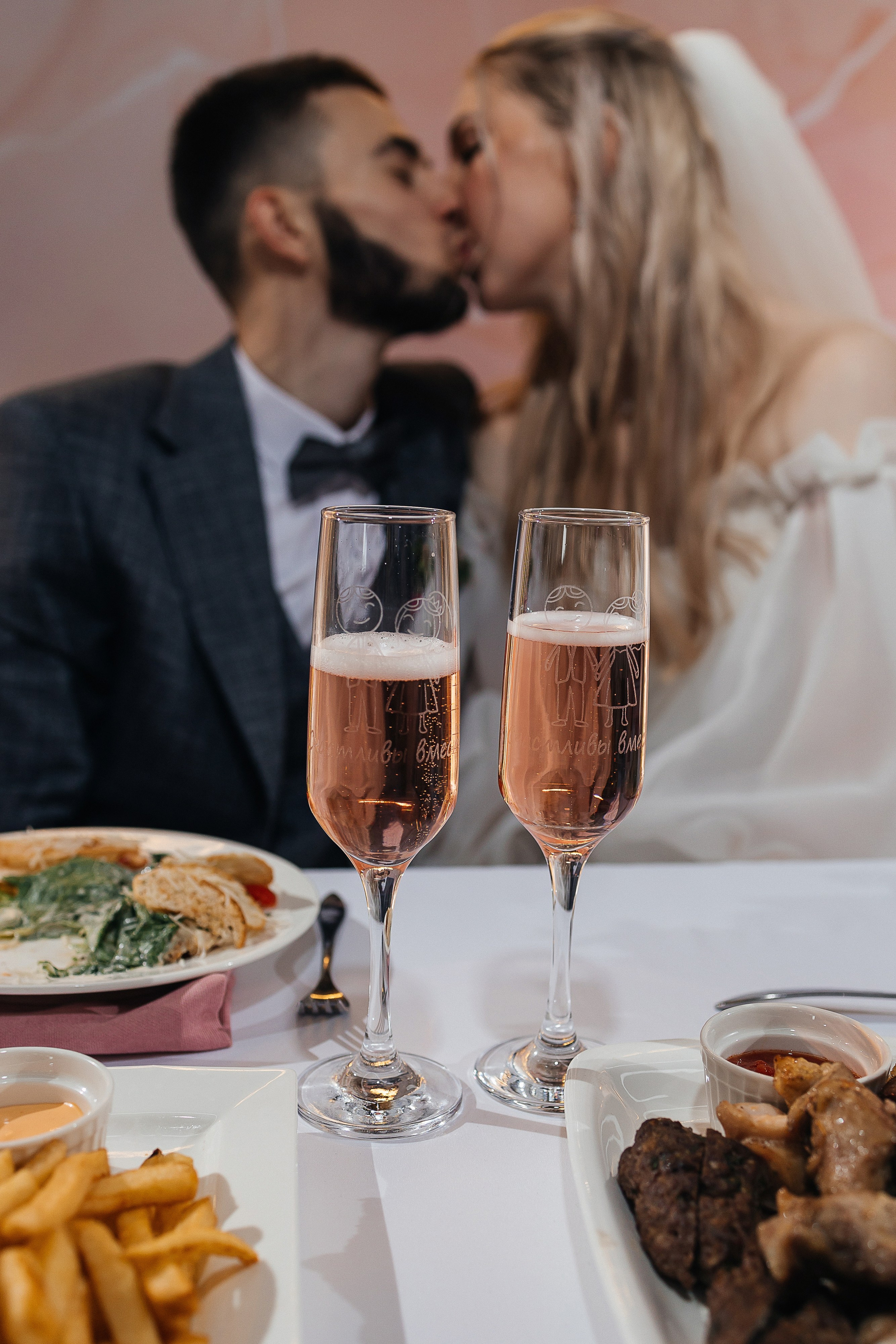 Чувственная первая встреча пары в отеле. Олег Сверчков | Свадебный фотограф Вологда