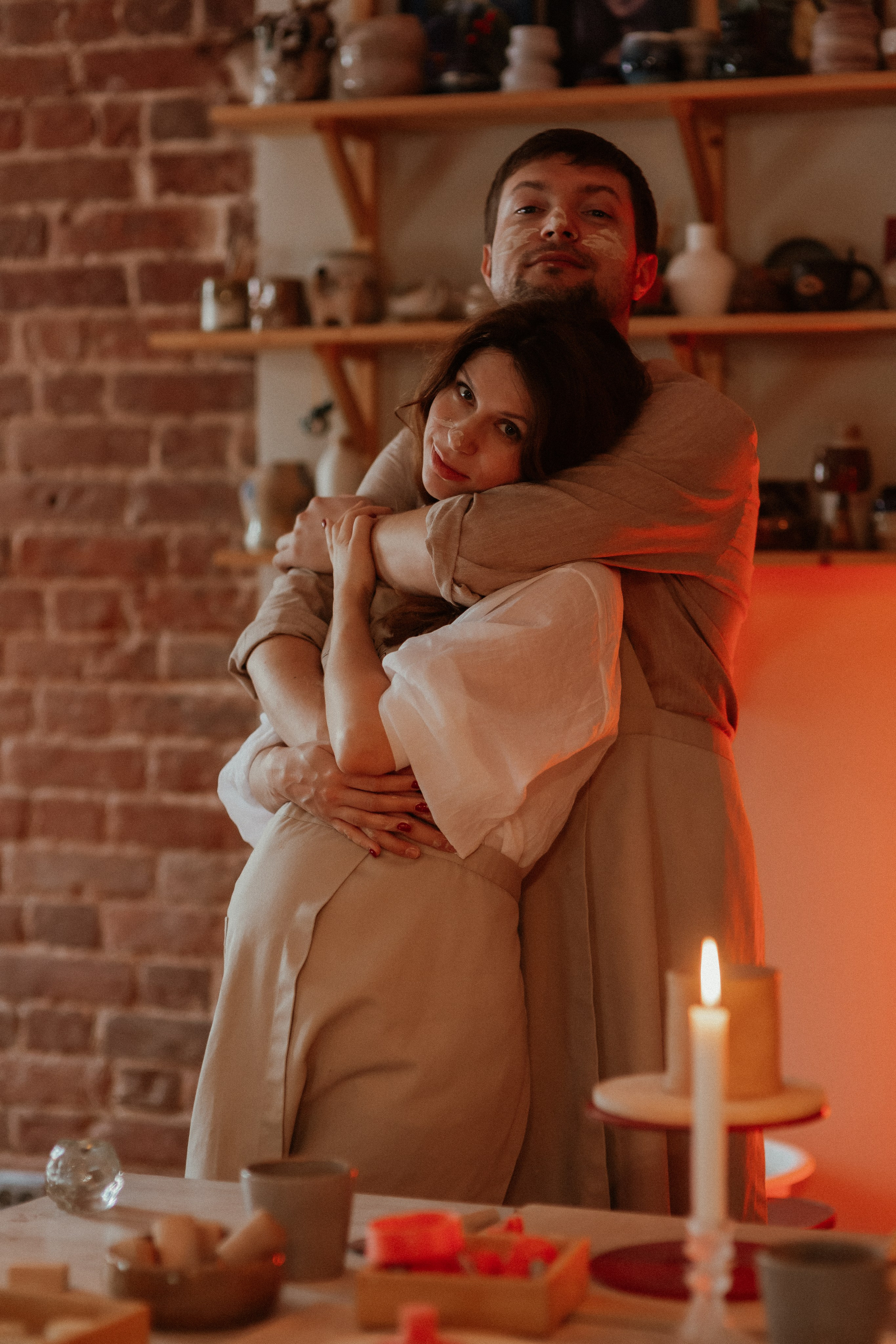 Свидание в гончарной мастерской. Они попросили не подглядывать. Но я смотрел. Свадебный и репортажный фотограф в Ярославле и Санкт-Петербурге Роман Микрюков