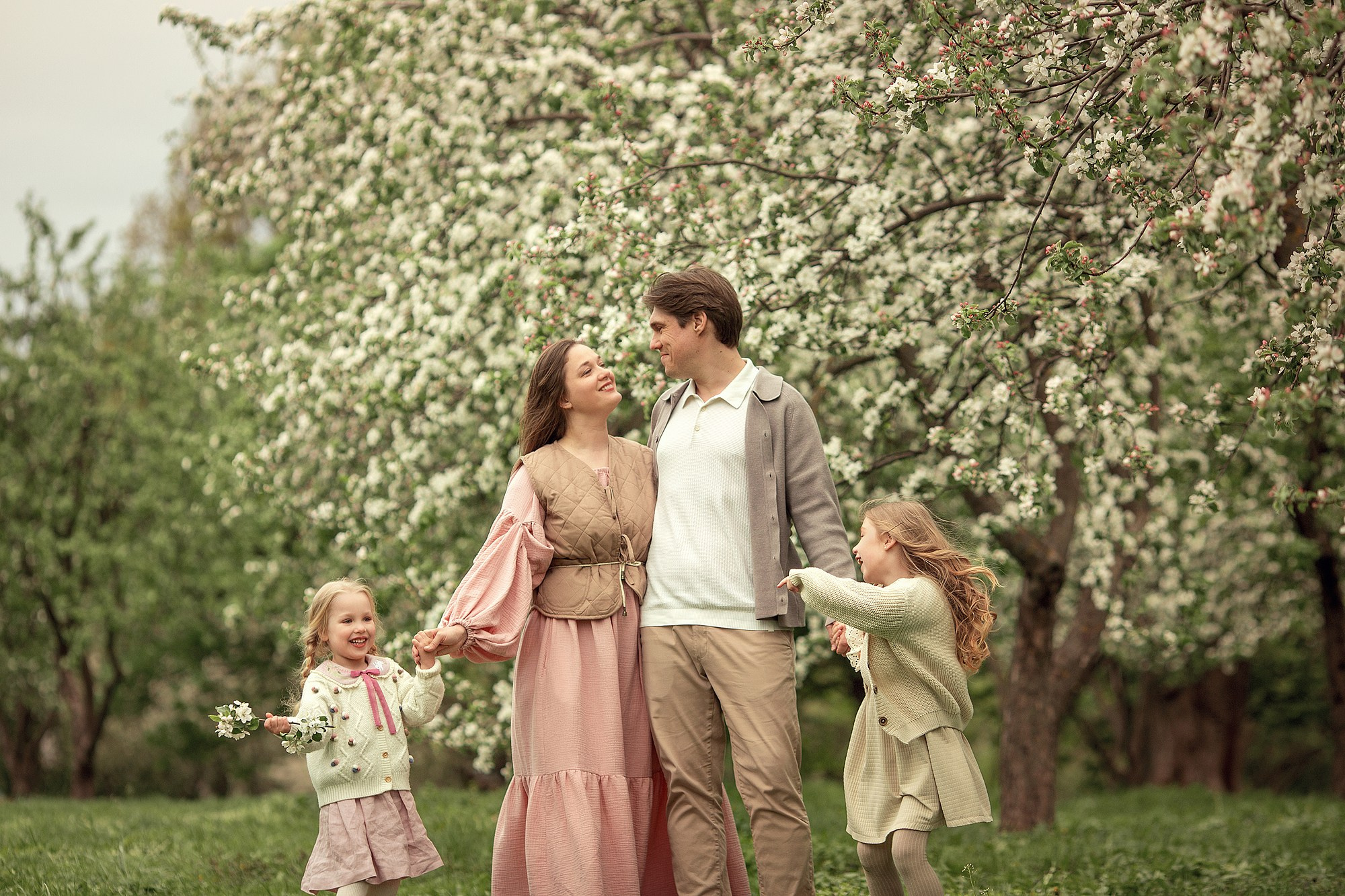Искренняя семейная фотоистория в цветущем саду. Tatyana Nadezhdina Family photographer
