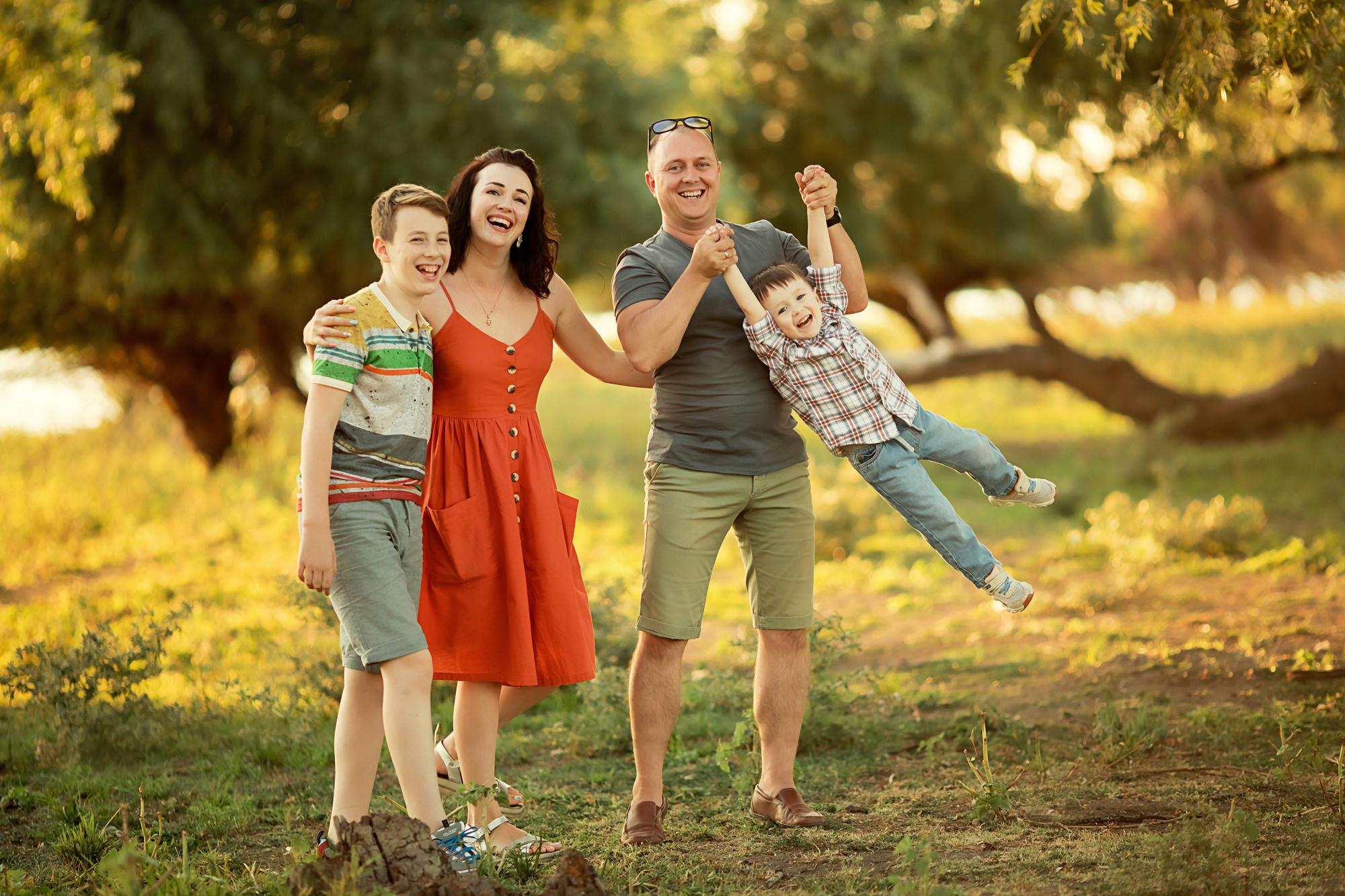 веселая семейная прогулка на природе