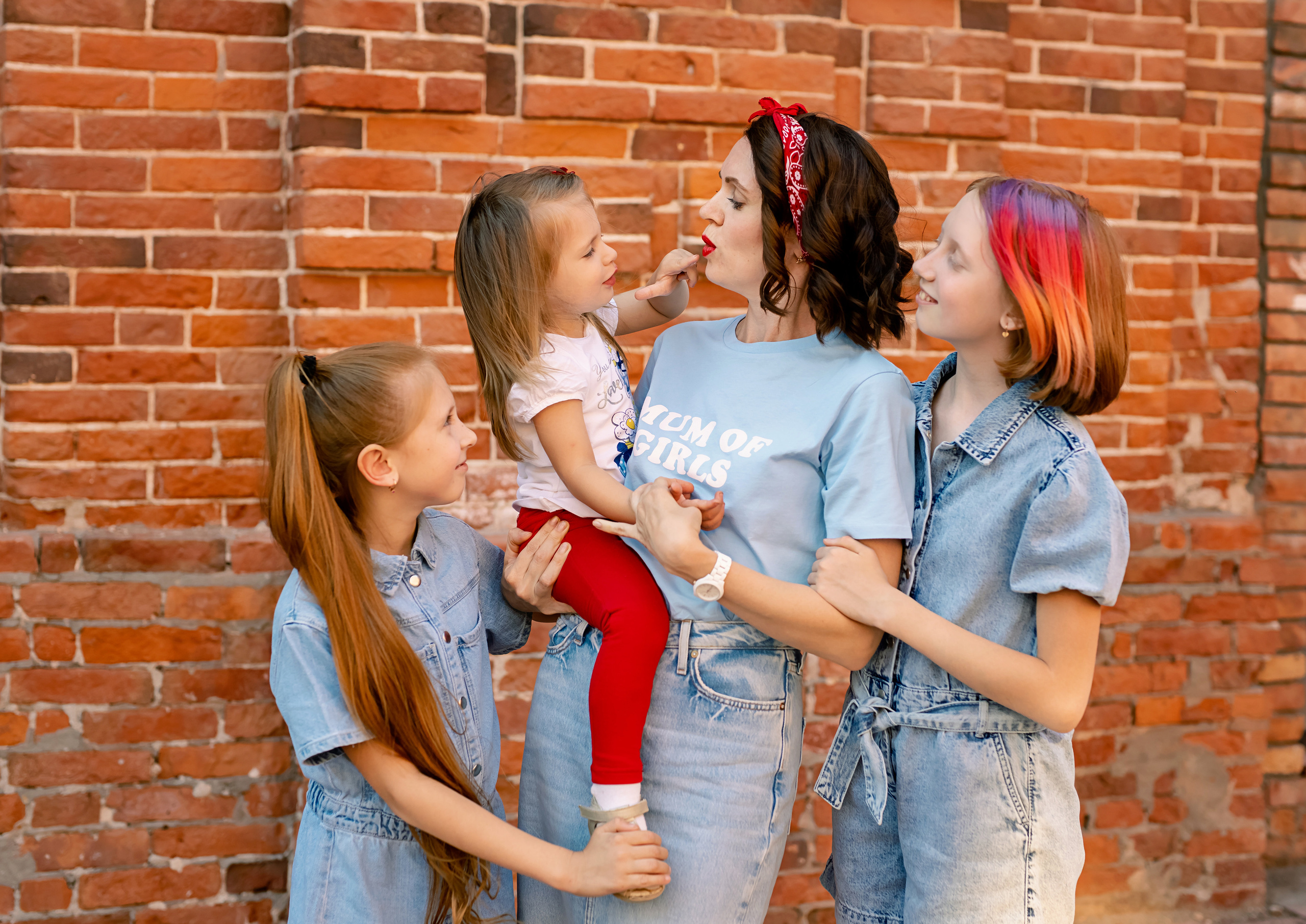 мама с тремя дочками