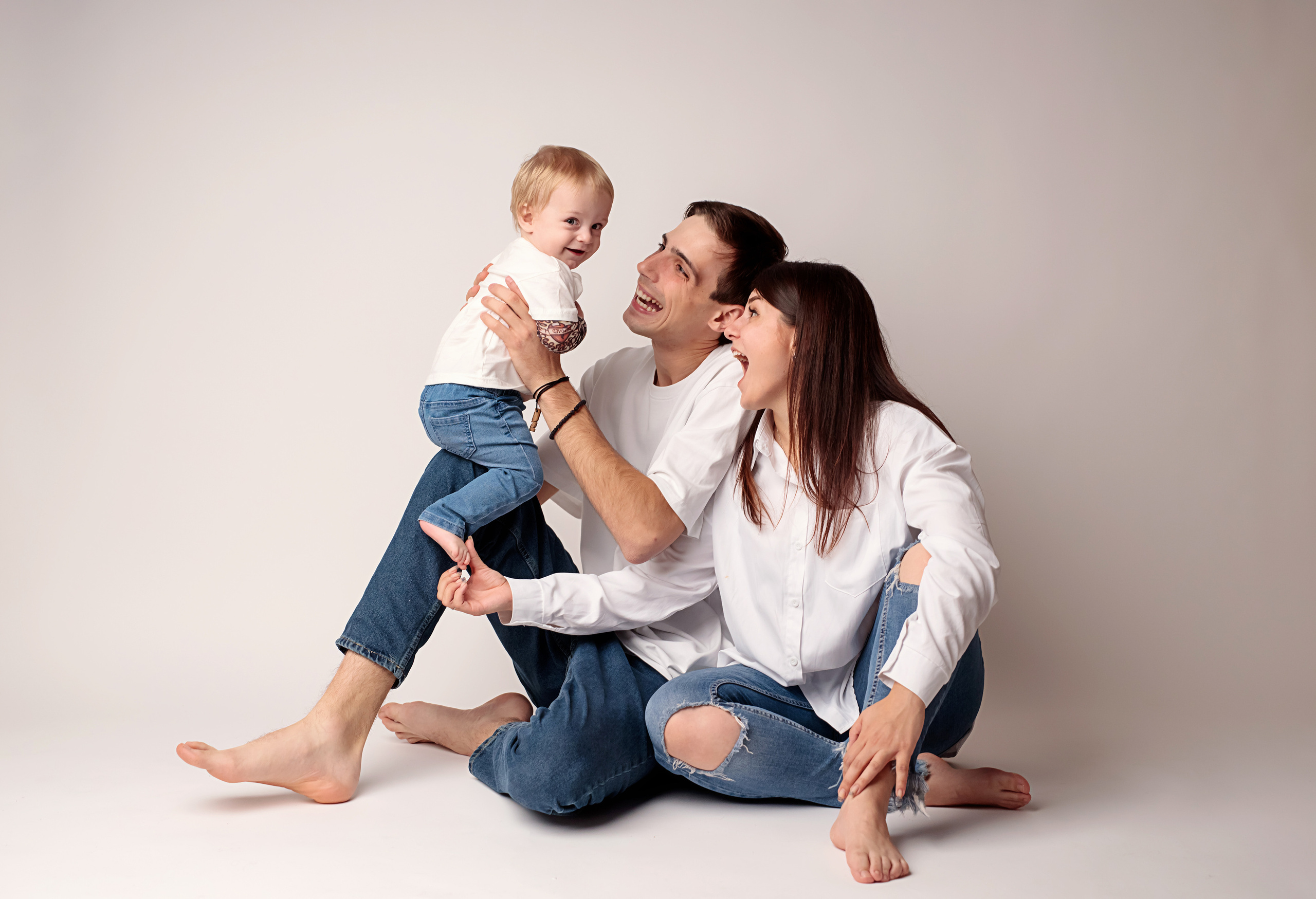 счастливая семья с малышом