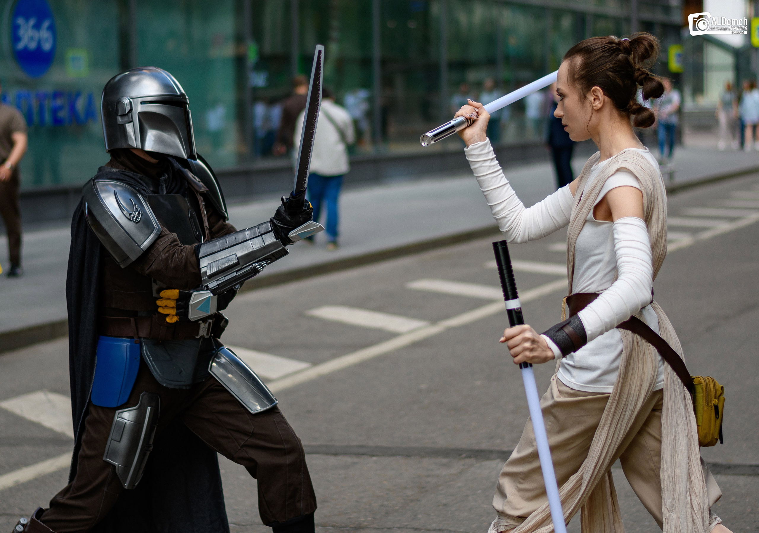 The Mandalorian vs Rey Skywalker Star Wars cosplay photo