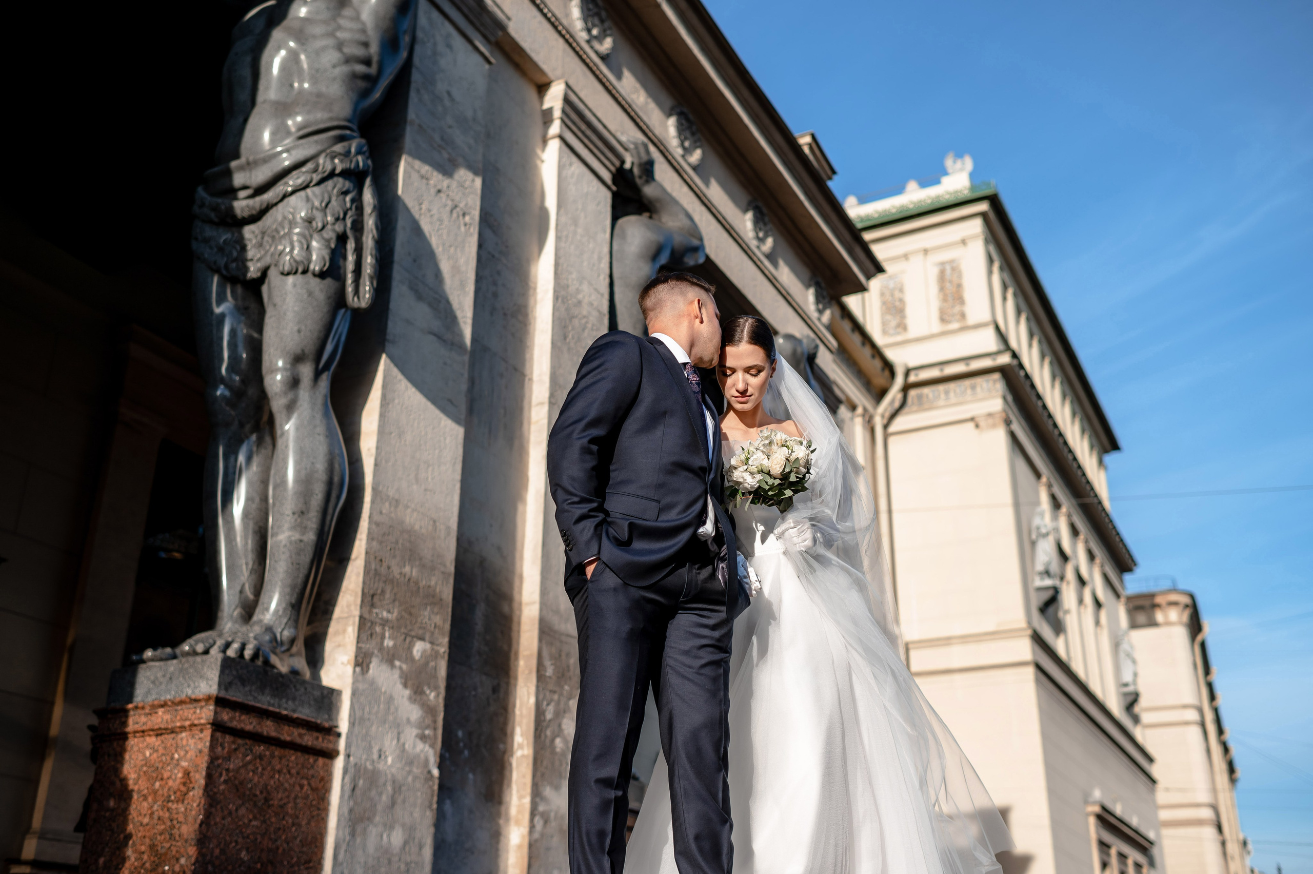 Осенняя великолепная свадебная прогулка жениха и невесты в октябре в Санкт-Петербурге в Михайловском парке и у Атлантов на Миллионной улице. Портретный, семейный и свадебный фотограф в Санкт-Петербурге и в Пушкине Ширяев Денис