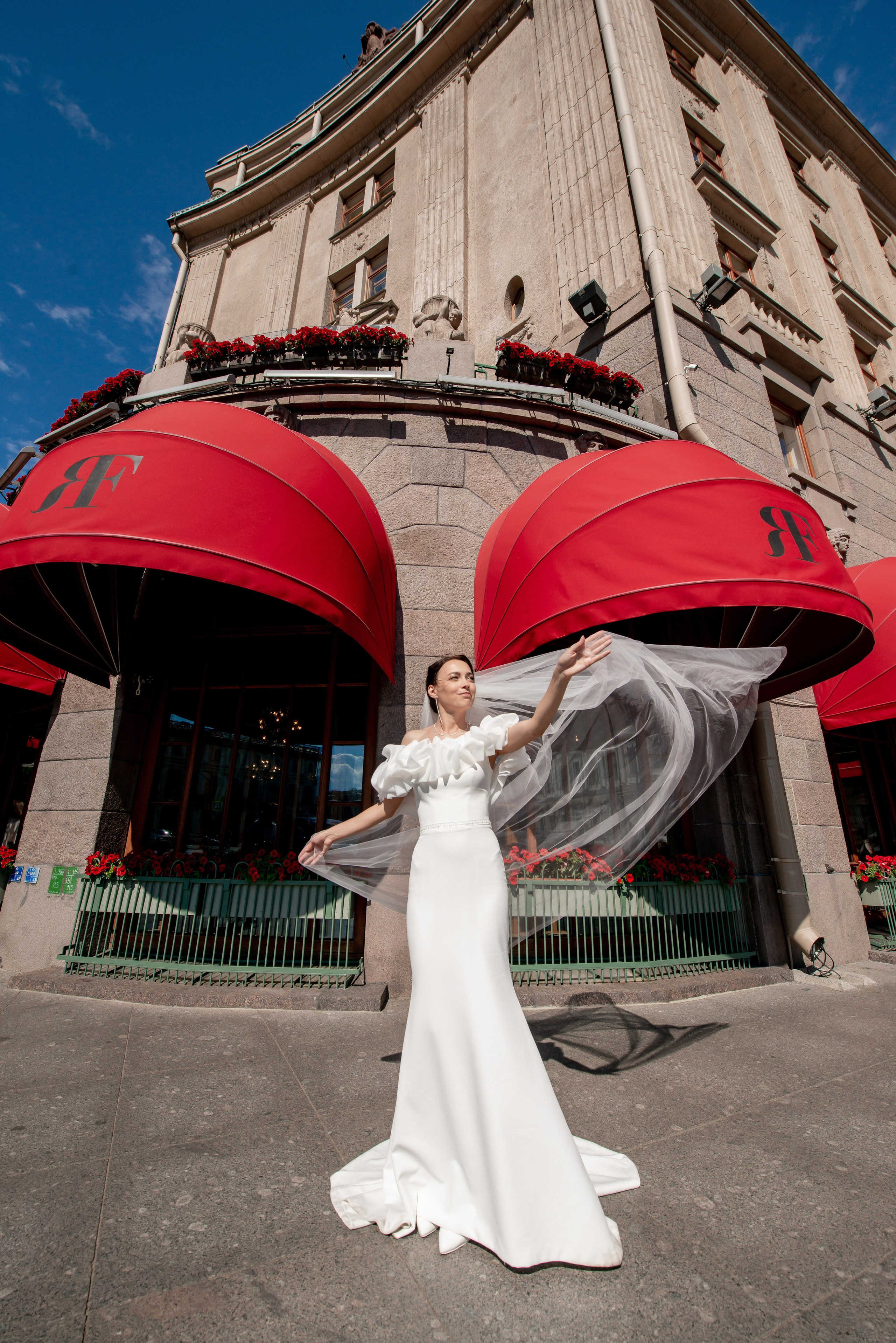 Летняя свадьба В Санкт-Петербурге и красивой выездной регистрацией Даши и Саши. Воздушная свадебная фотосессия в Петербурге. Портретный, семейный и свадебный фотограф в Санкт-Петербурге и в Пушкине Ширяев Денис