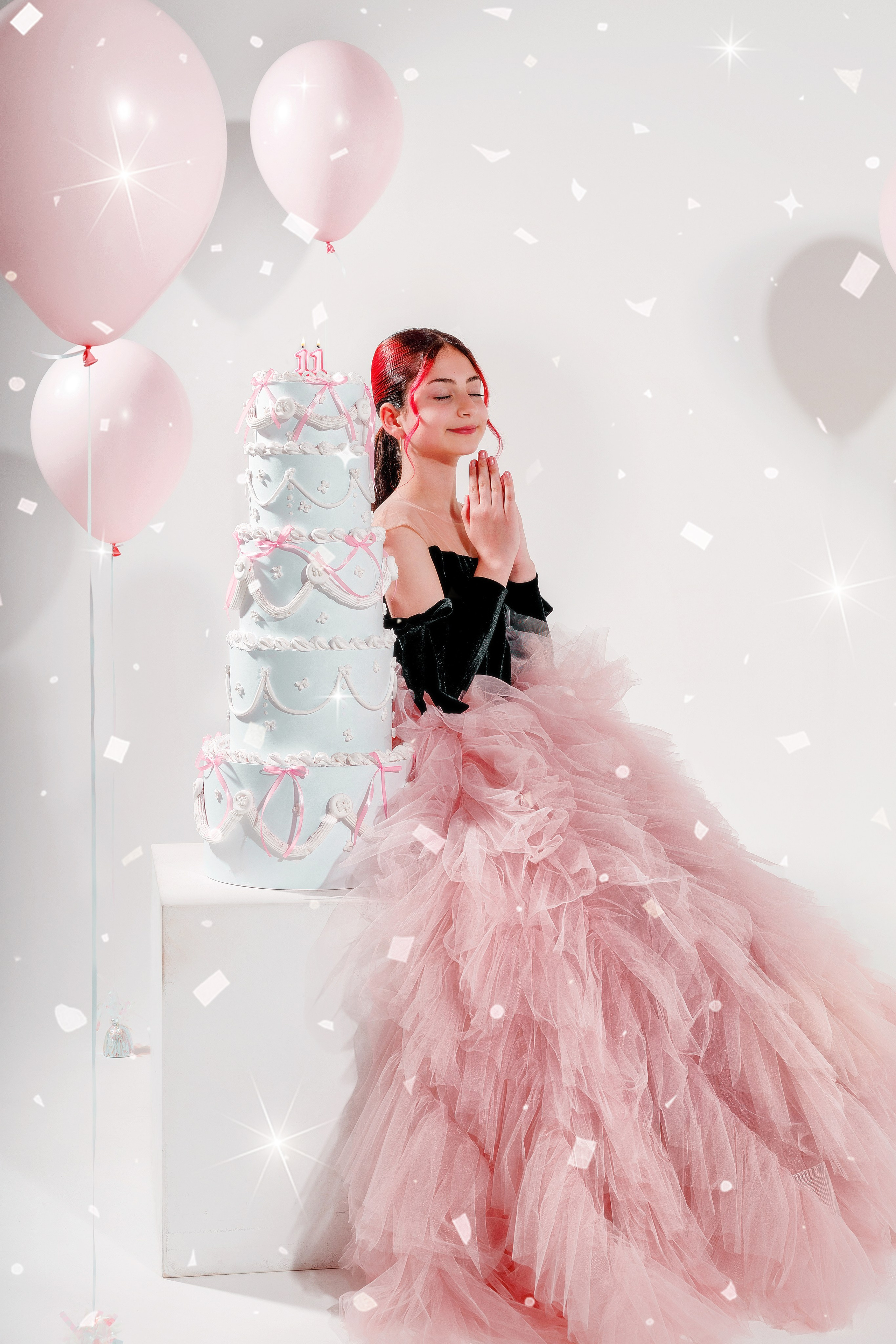 Девочка в розовом фатиновом платье и чёрном бархатном лифе с шарами