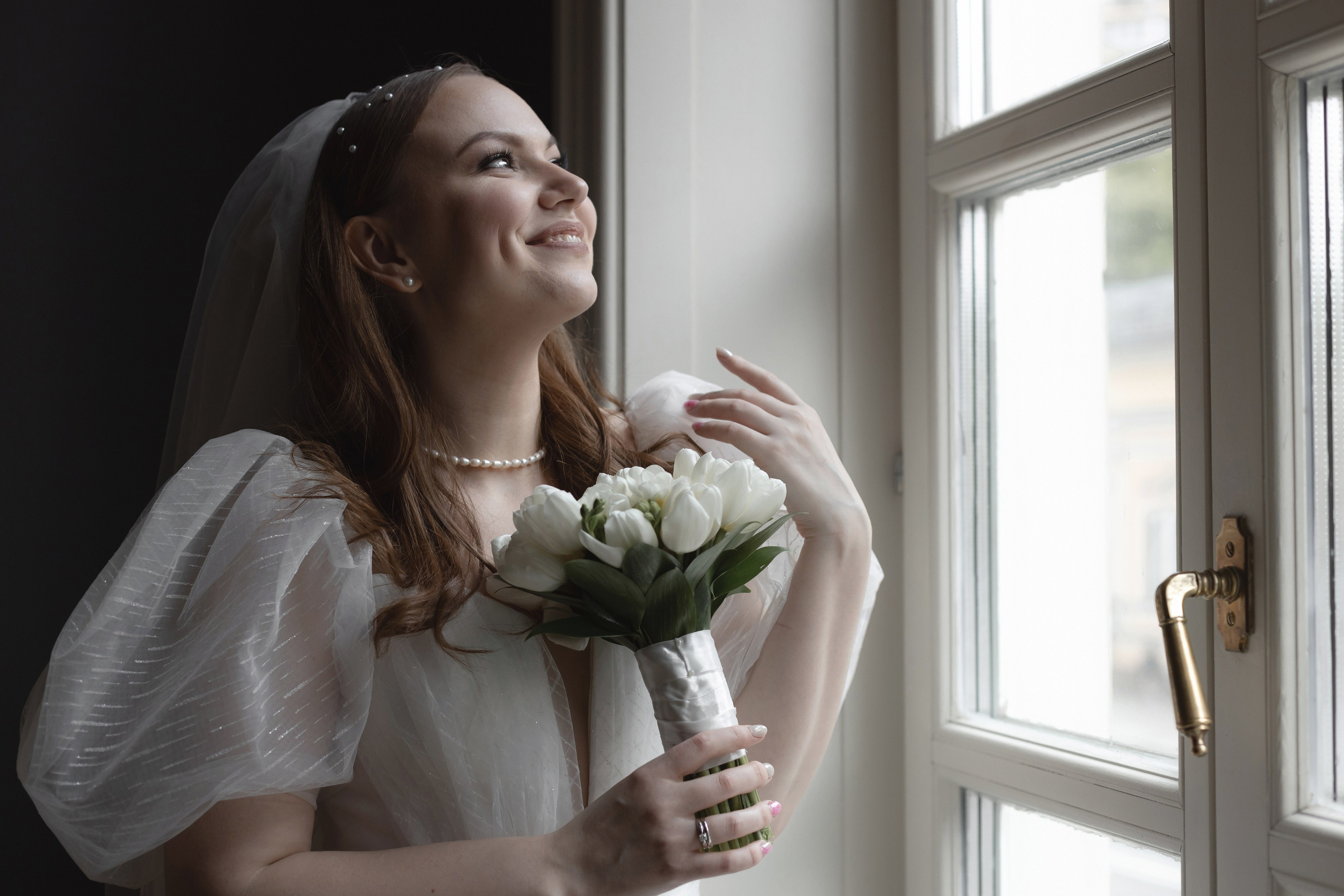 усадьба муравьёвых-апостолов, свадебная съёмка, фотограф гладков дмитрий, фотосессия невесты у окна