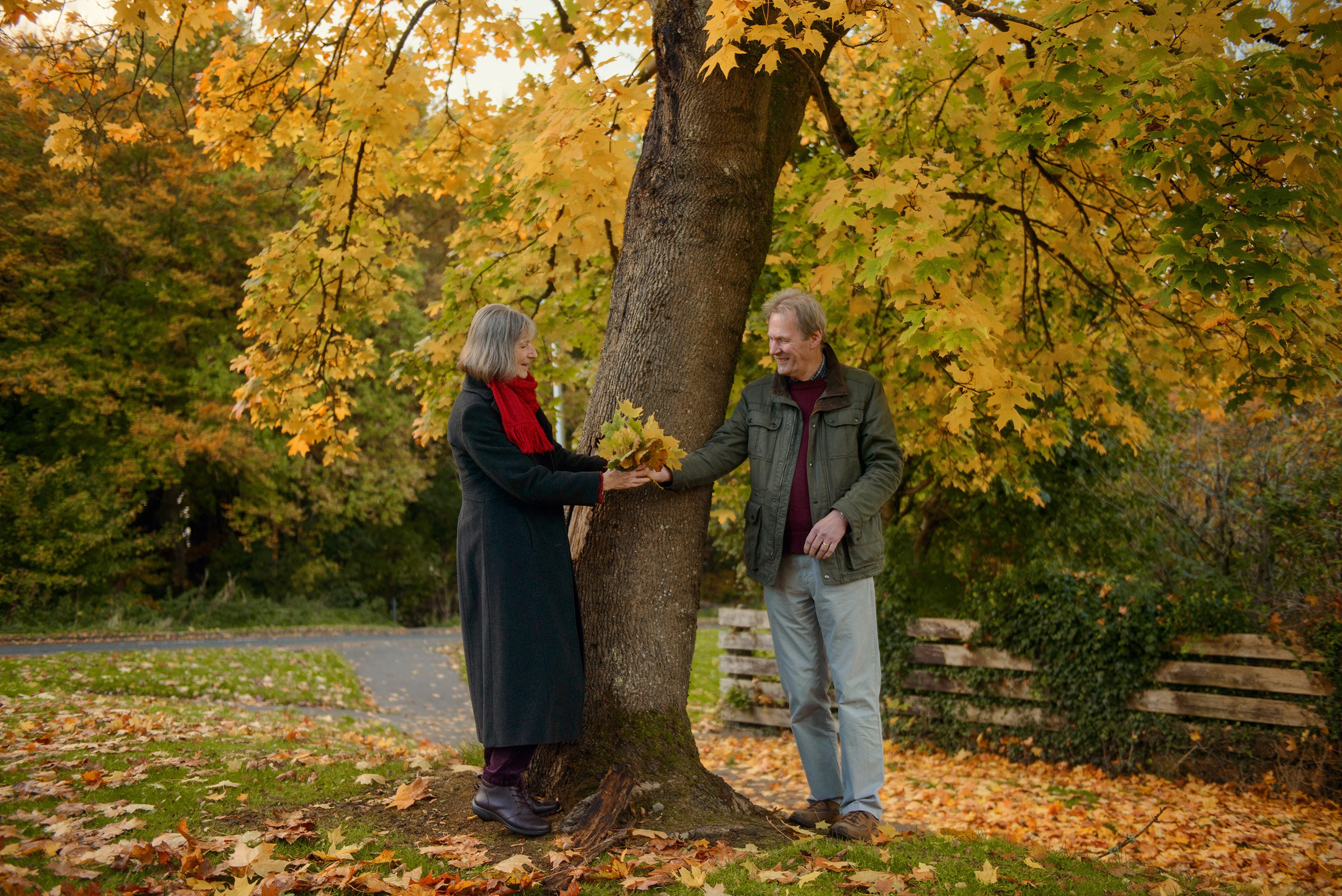 Photo session for a couple in a local autumn Scotland park. Elena Carruthers family photographer in Scotland (Edinburgh, Glasgow)