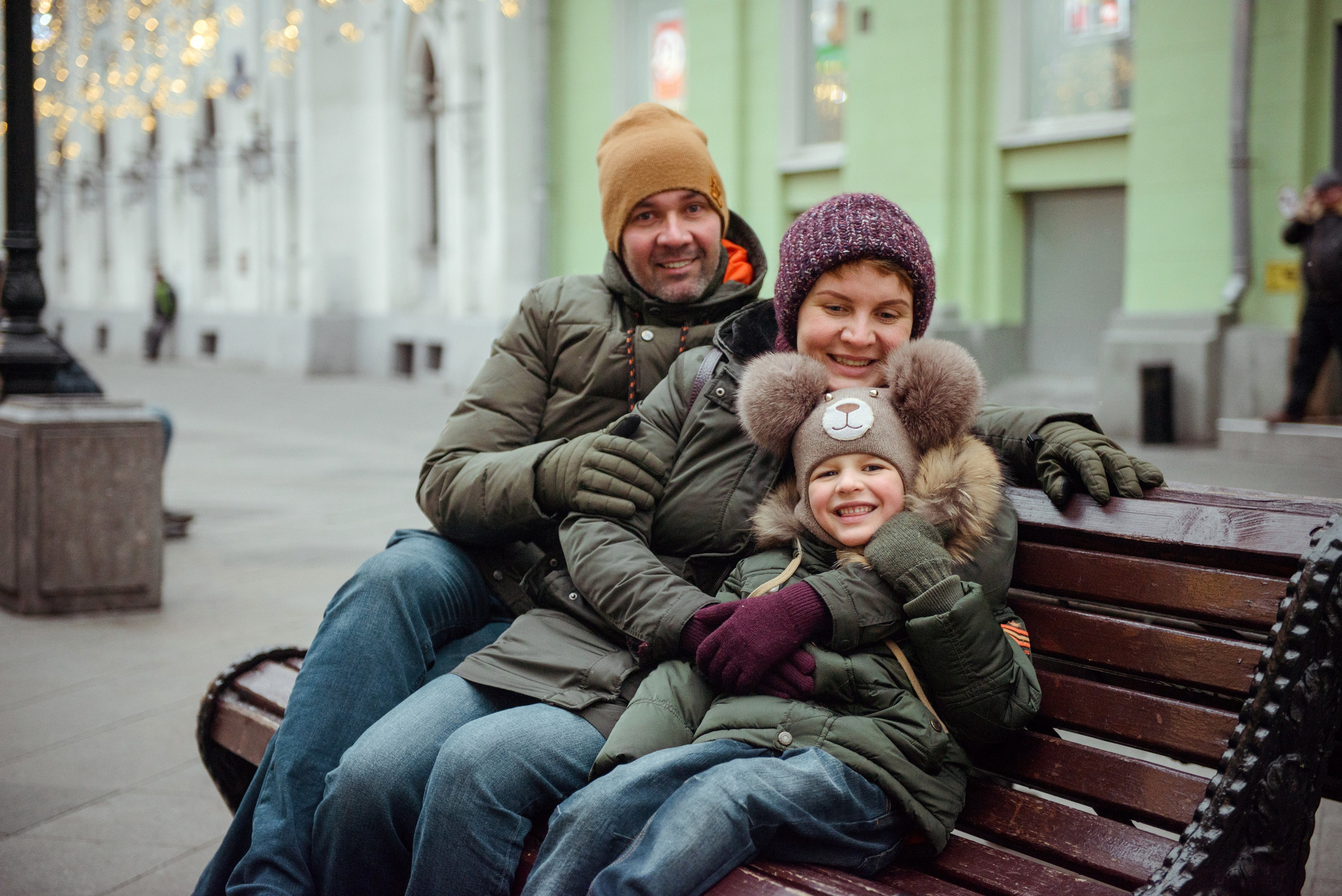 family photo shoot walking in the city. New Year Christmas photoshoot (Photographer in Edinburgh Elena Carruthers)