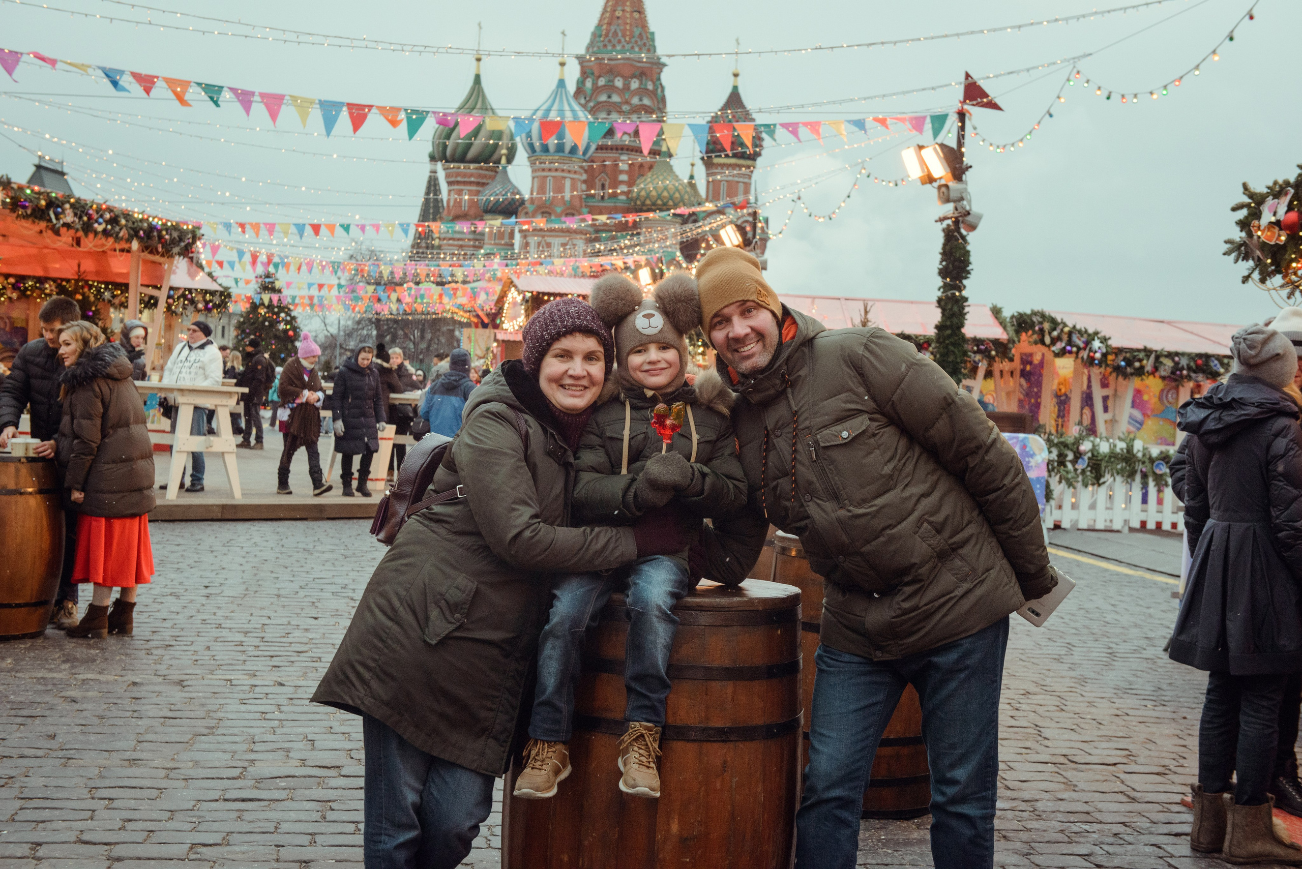 family photo shoot walking in the city. New Year Christmas photoshoot (Photographer in Edinburgh Elena Carruthers)