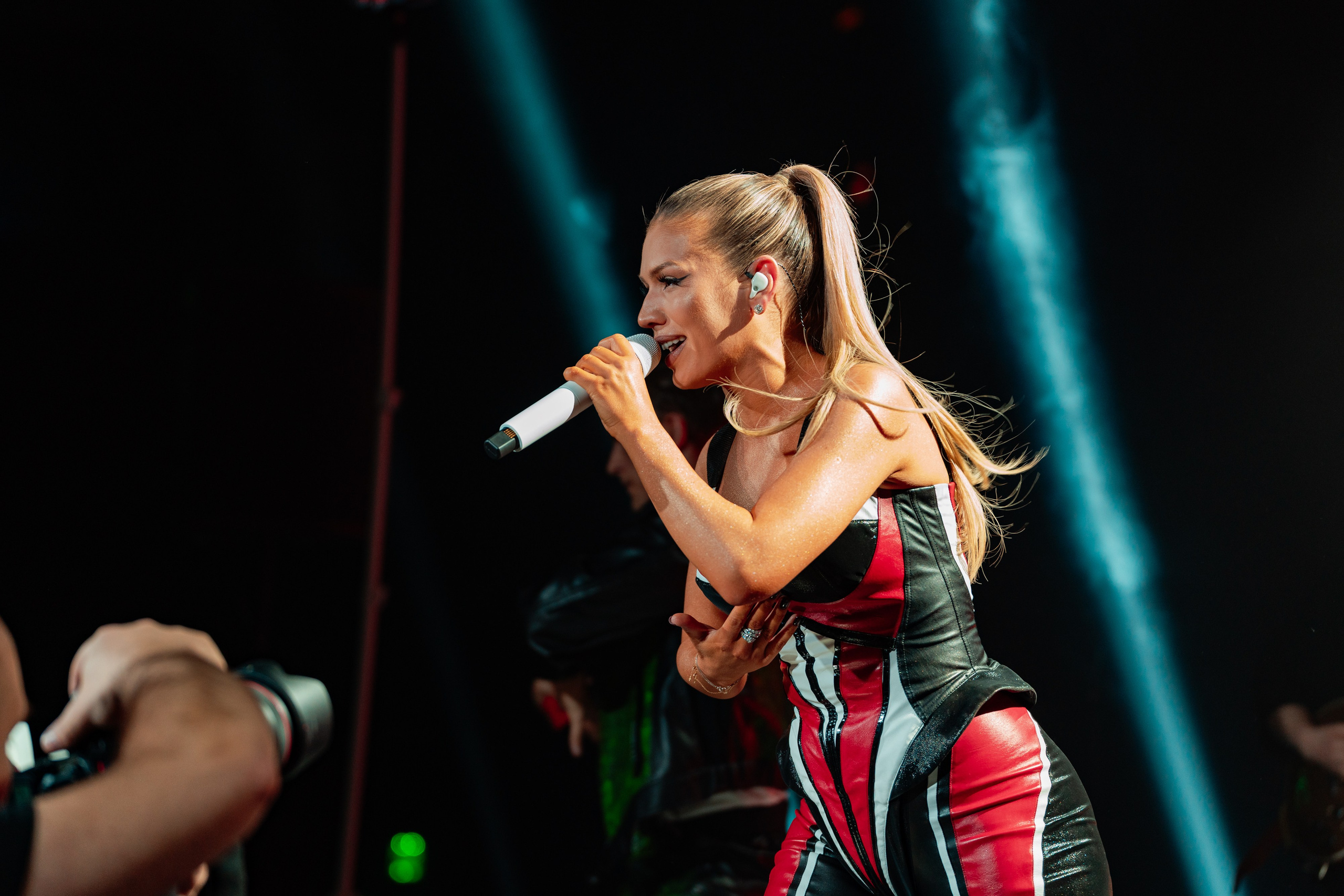 Люся Чеботина — фото с концерта. Репортажный фотограф в Москве Измалков Артем