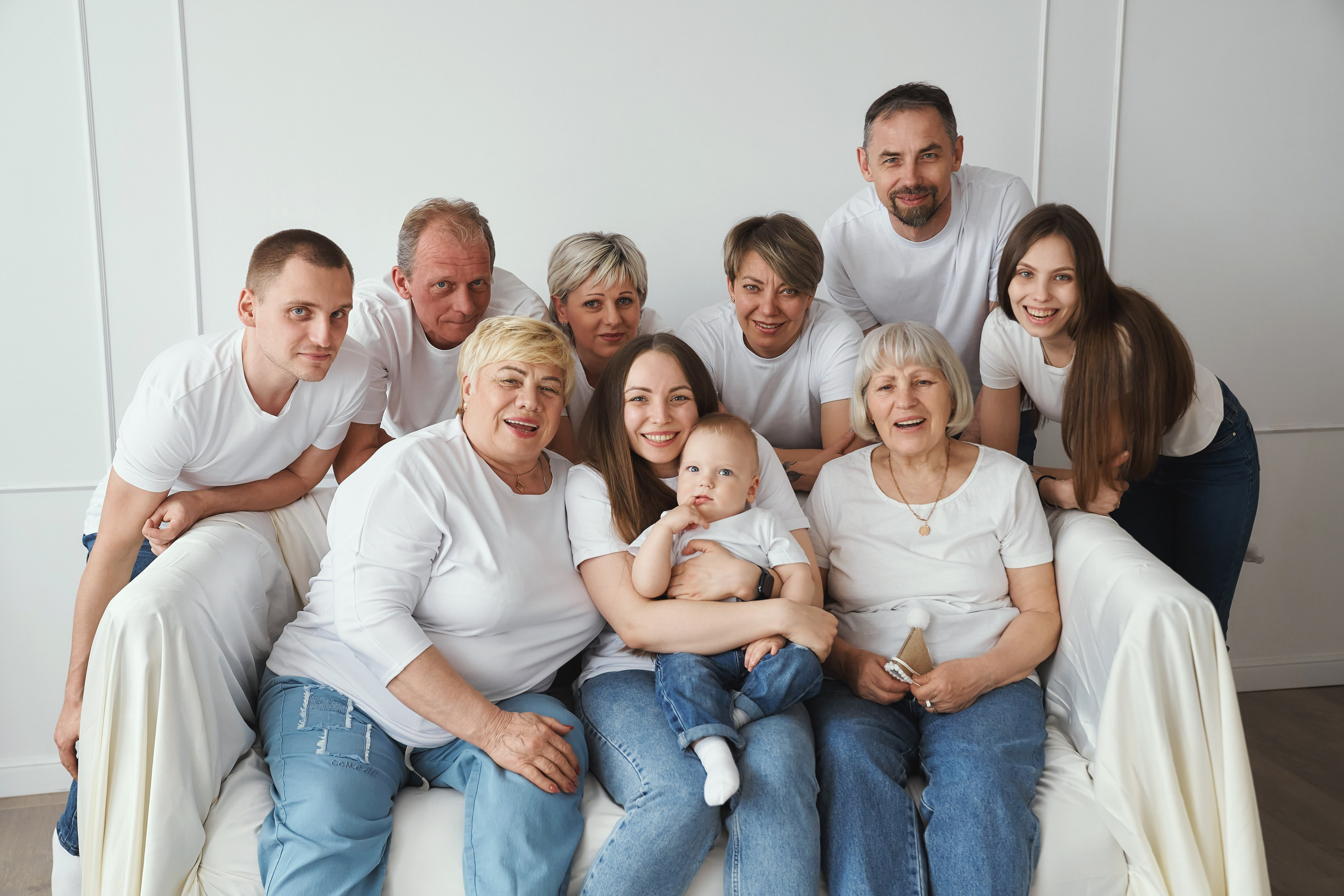 Семейная фотосессия в студии с детьми. Семейный фотограф Евгений Опарин