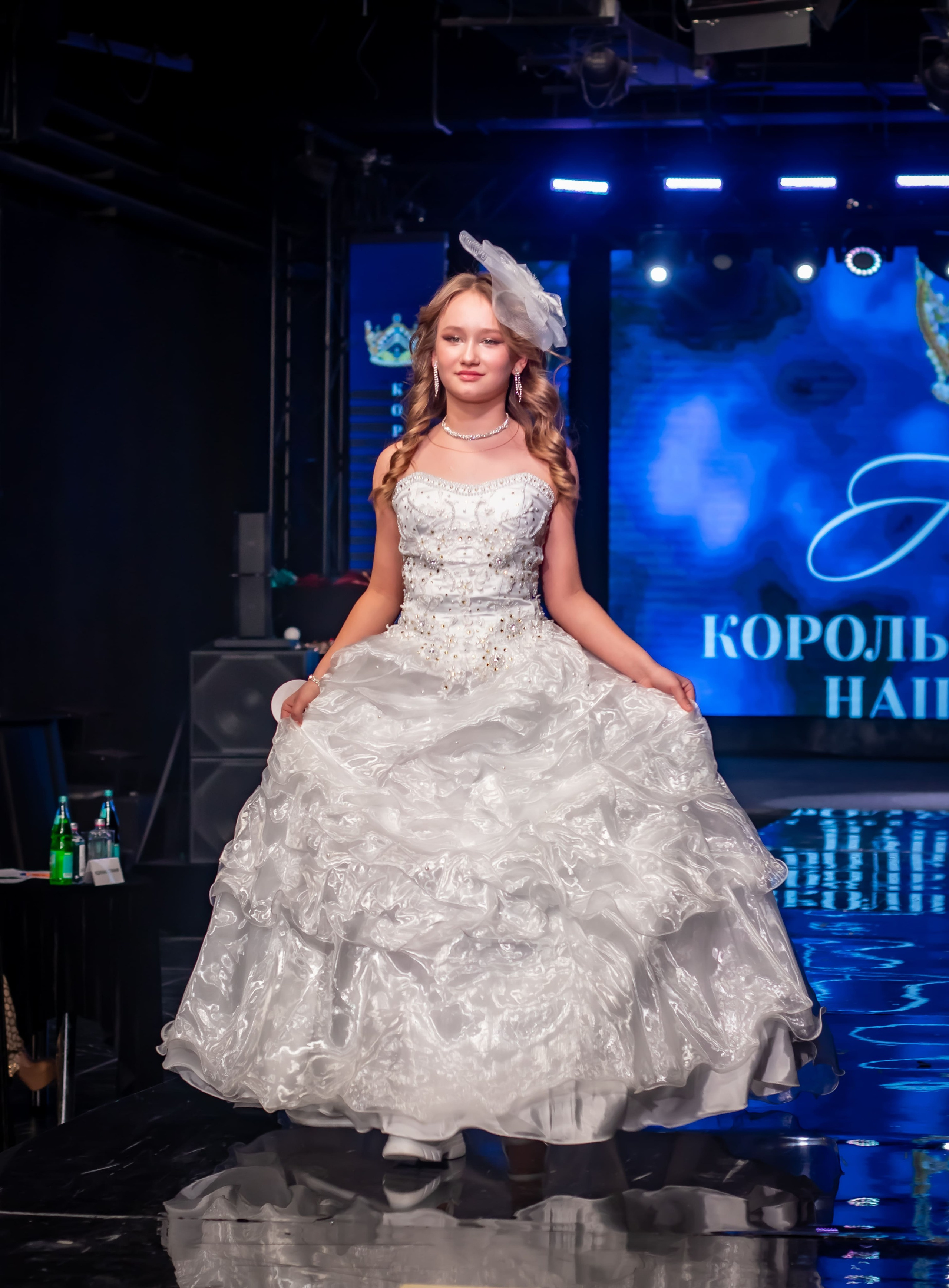 Модель в пышном свадебном платье, подиумный показ, фешен-съёмка, Москва