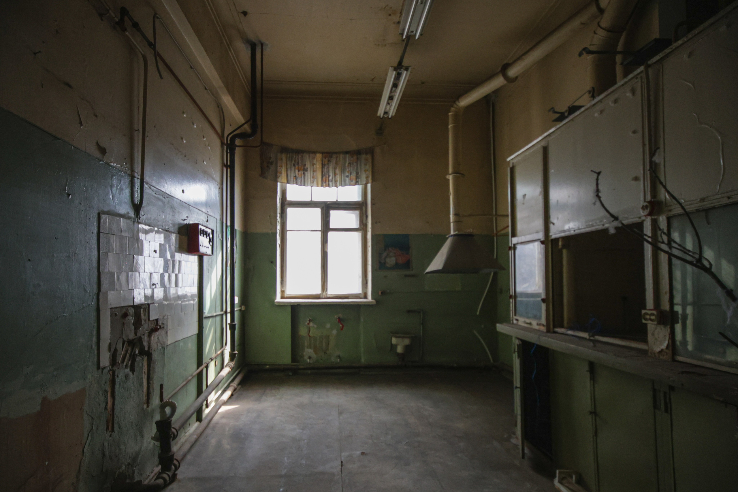 Кино в НИИ СНЕГИРИ (Very Strong Place) — Москва