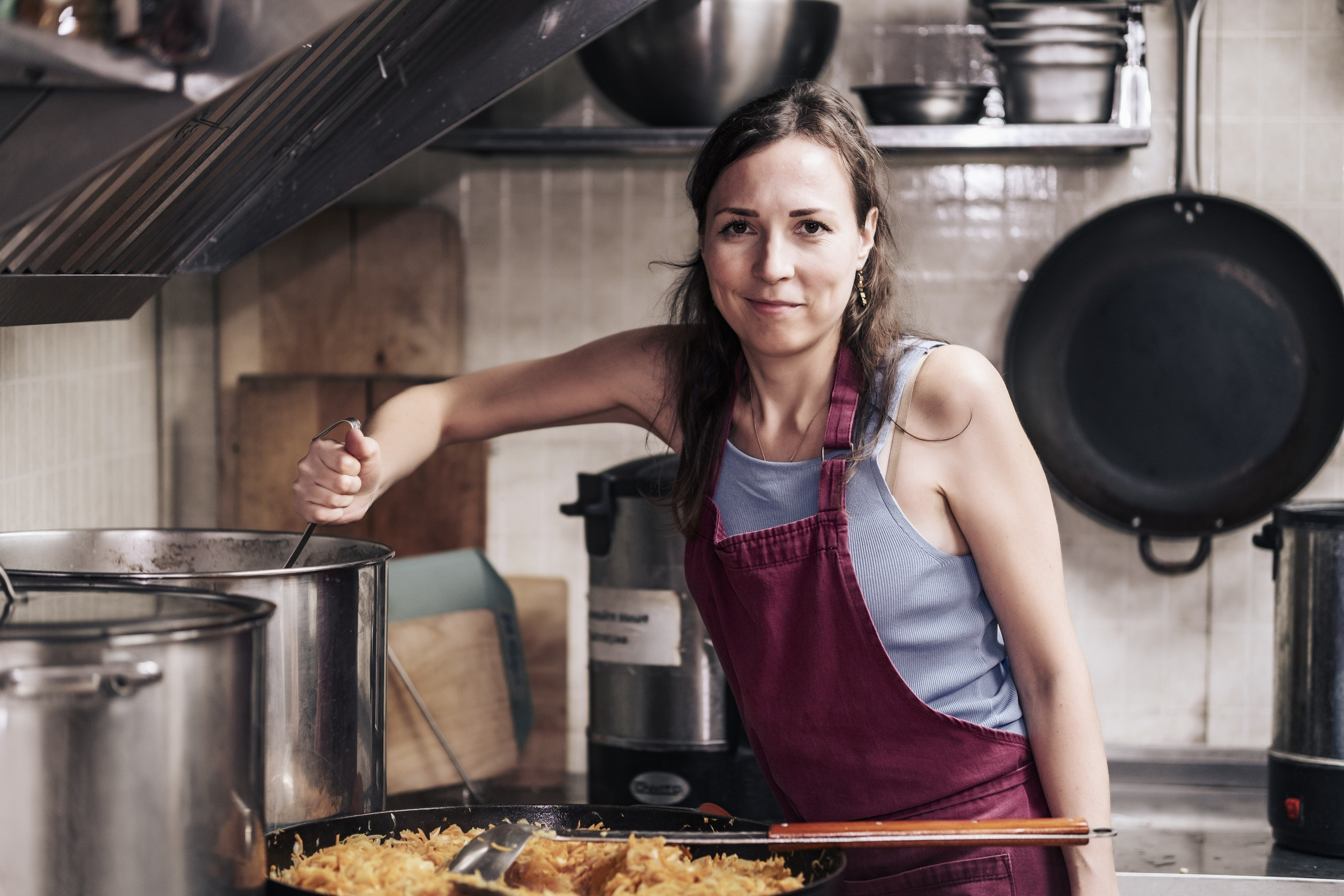 Готовка для бездомных и кормление их в Москве. Фотограф в Москве Максим Скоробогатов