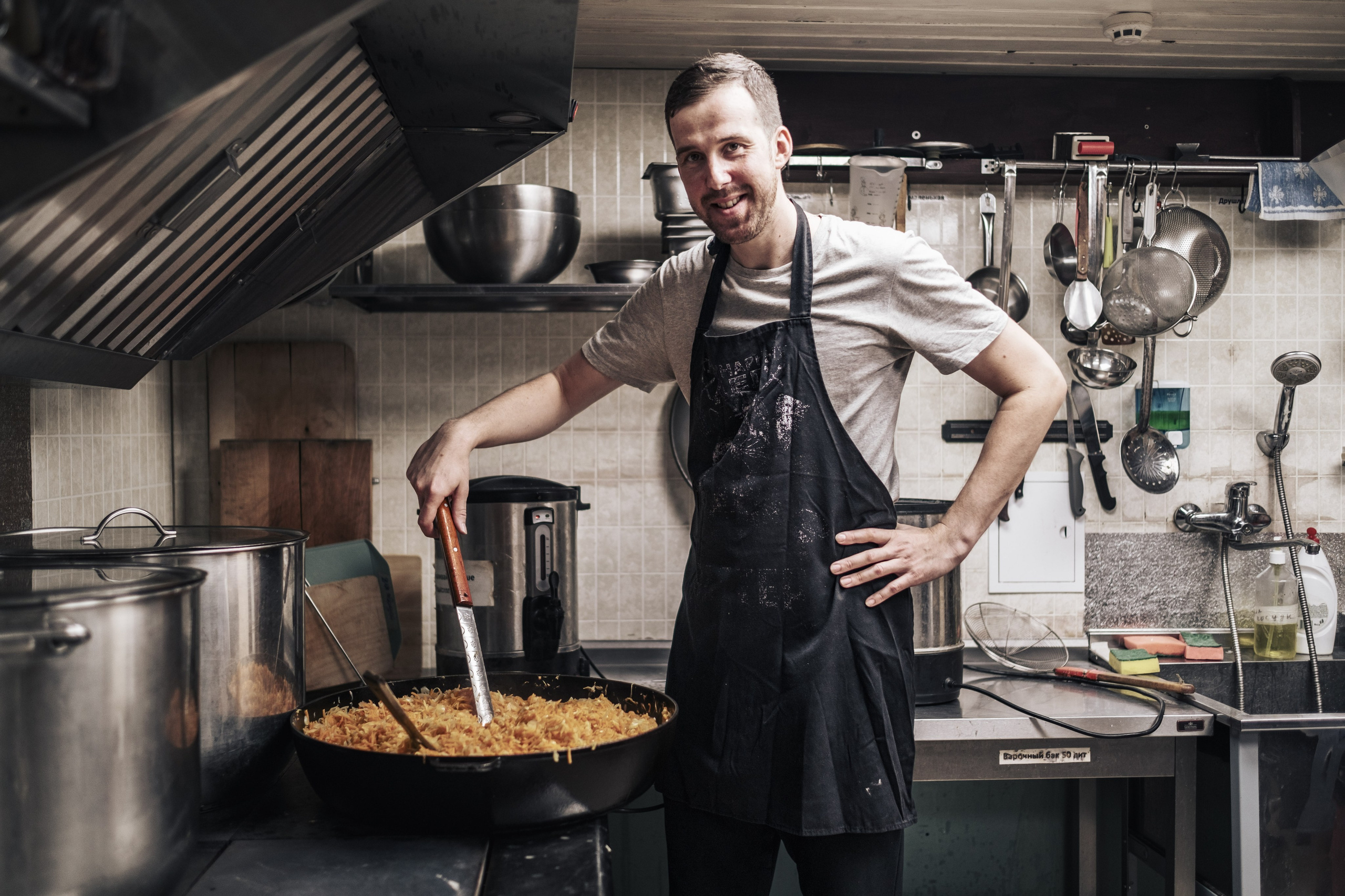 Готовка для бездомных и кормление их в Москве. Фотограф в Москве Максим Скоробогатов