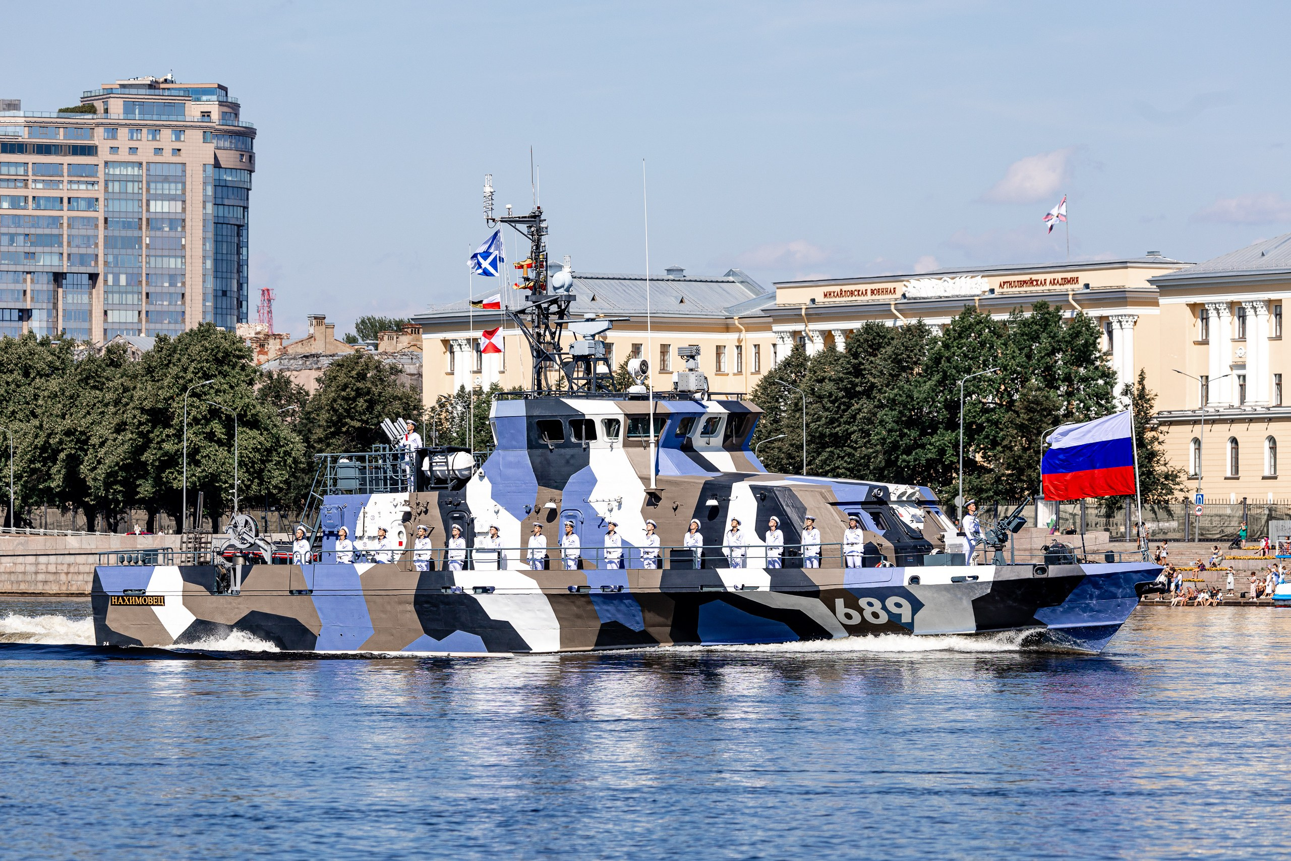 Противодиверсионный катер П-104 «Нахимовец» на параде кораблей на День ВМФ России 2024 в Санкт-Петербурге