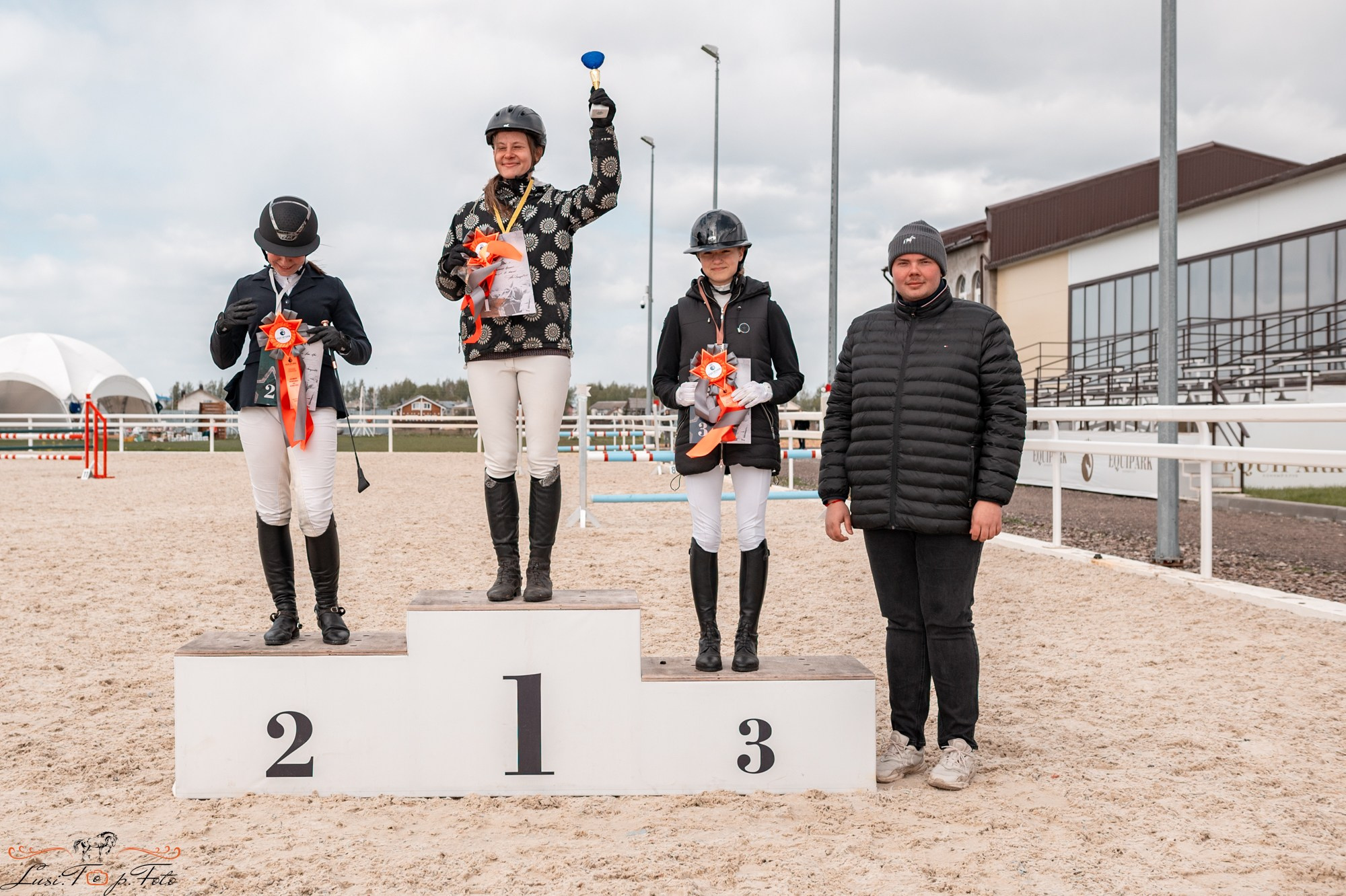 Кубок Победы конного Клуба EQUIPARK по конкуру. Конный и фотограф с животными в Твери Топталова Люся