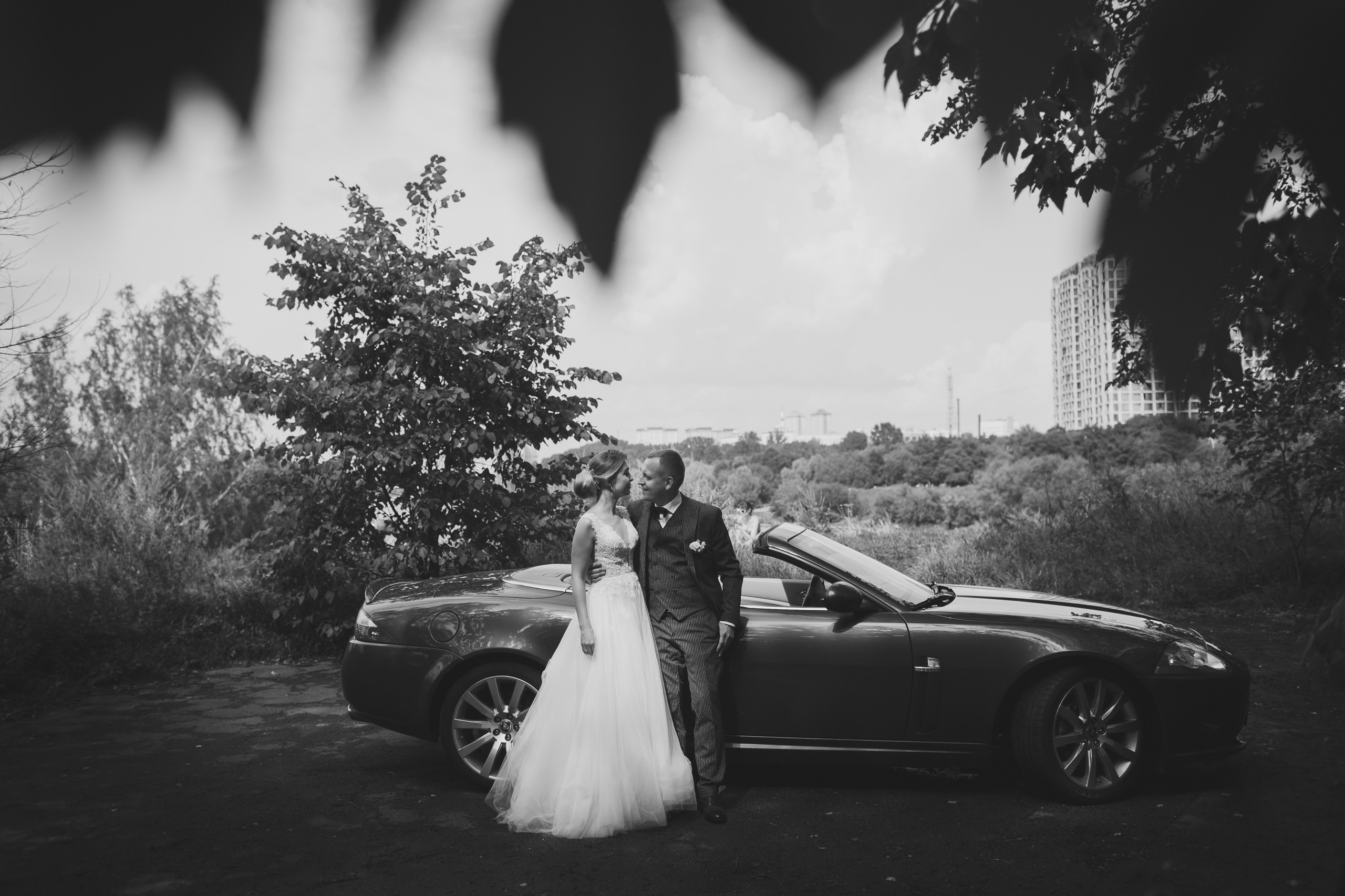 Эмоциональная свадебная фотосессия на крутом авто в фотографиях Павла Короткова. Фото и видео выгоднее чем просто фото, подробнее