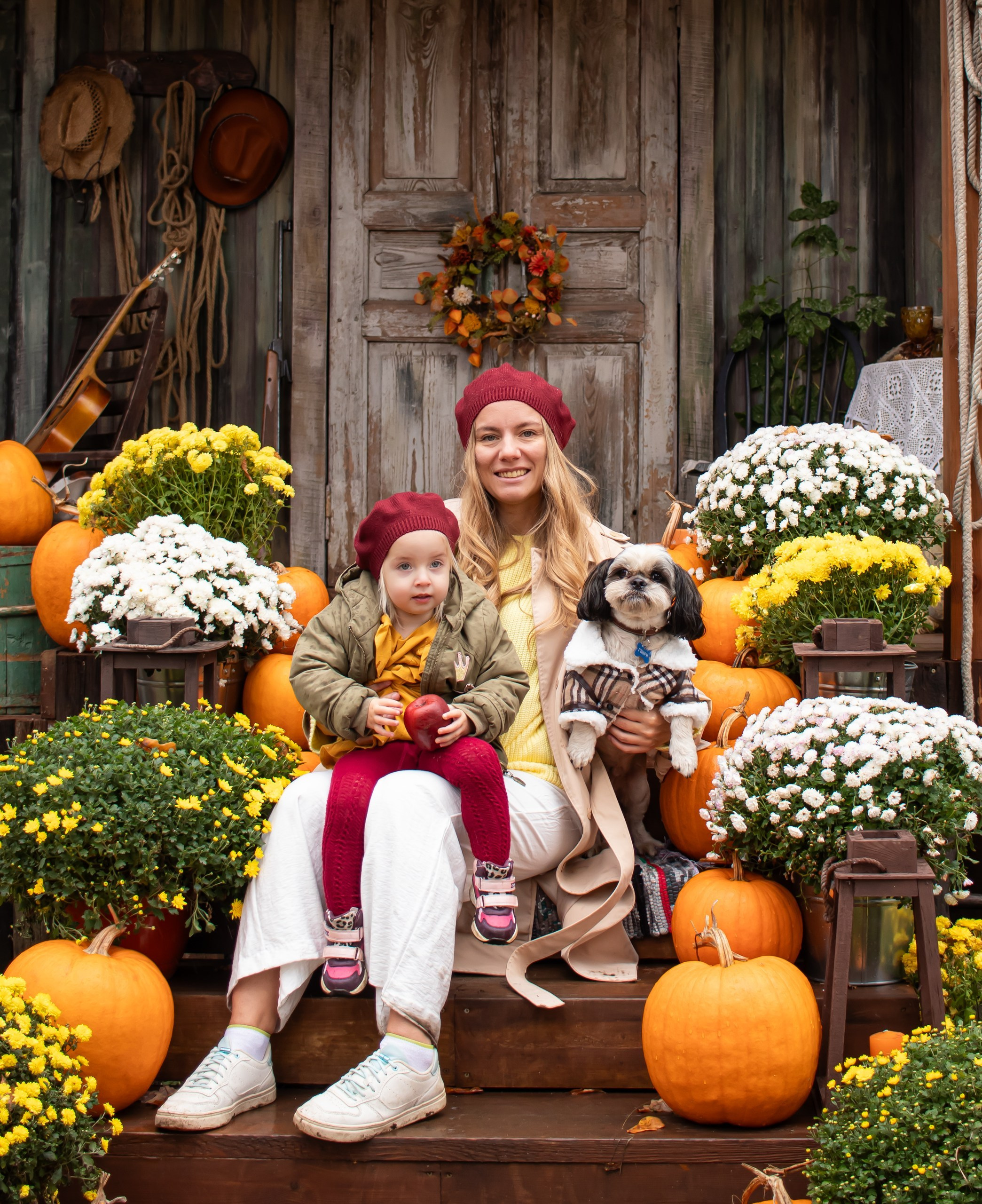 Мама и дочь на ферме в осеннем декоре, семейная фотосессия, фотограф Карасёва Елена