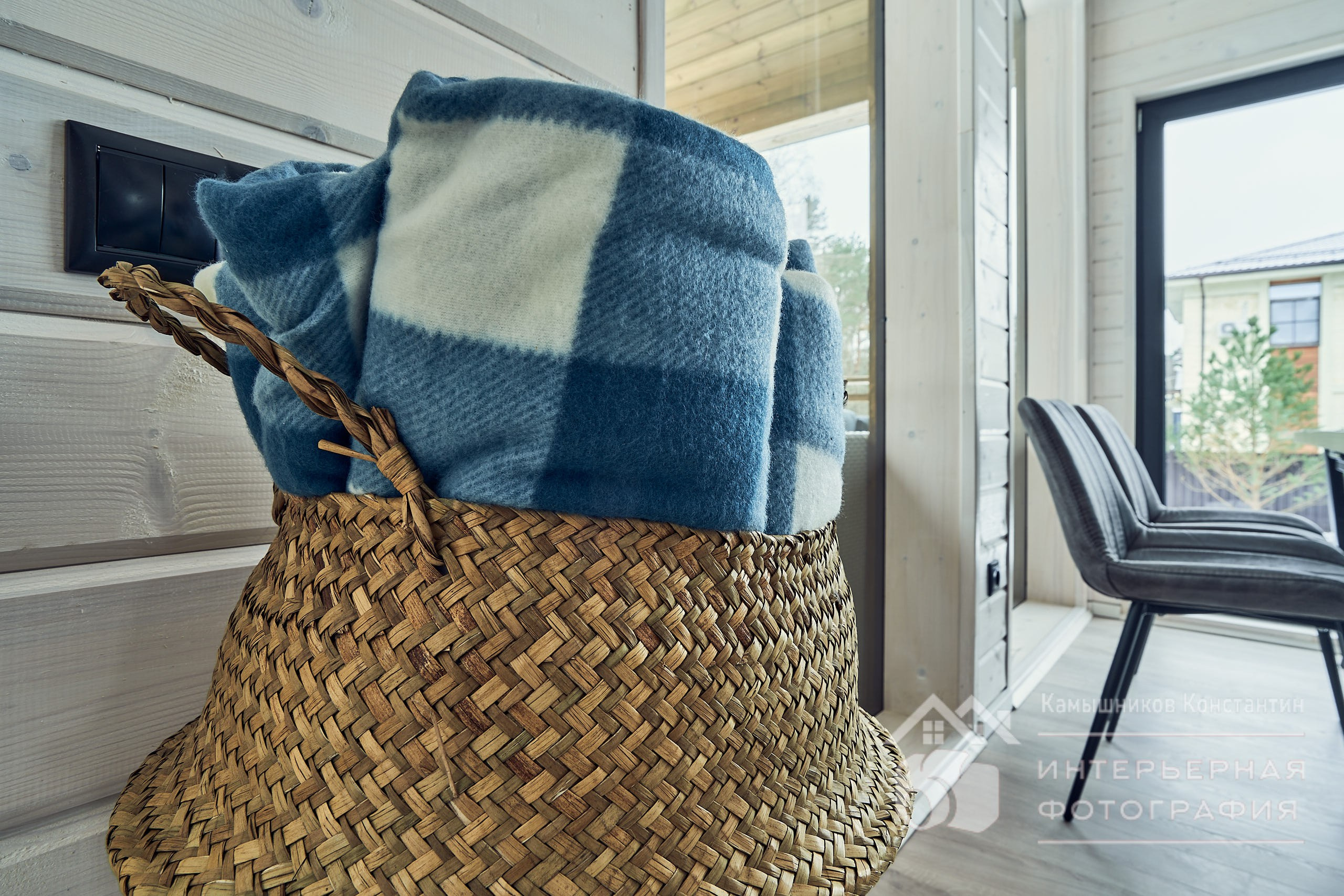 Интерьерное фото крупным планом пушистых пледов в загородном доме в Подмосковье