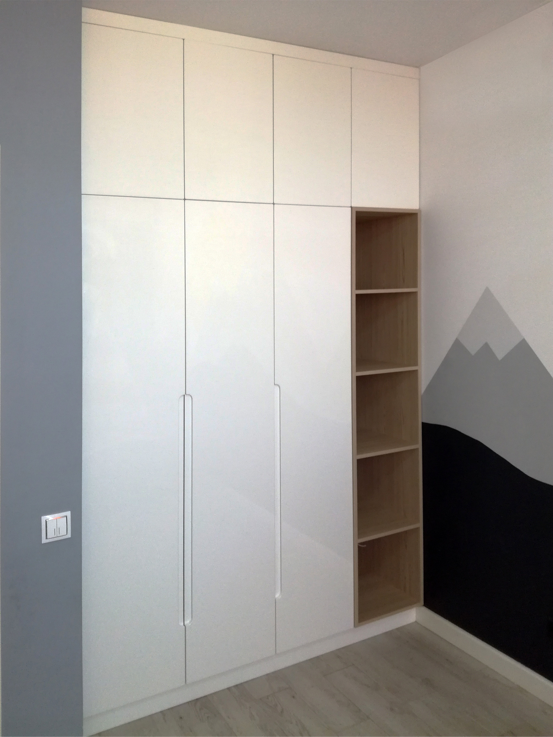 Шкафы, гардеробные и прихожие на заказ в Евпатории. Мебель на заказ в Евпатории