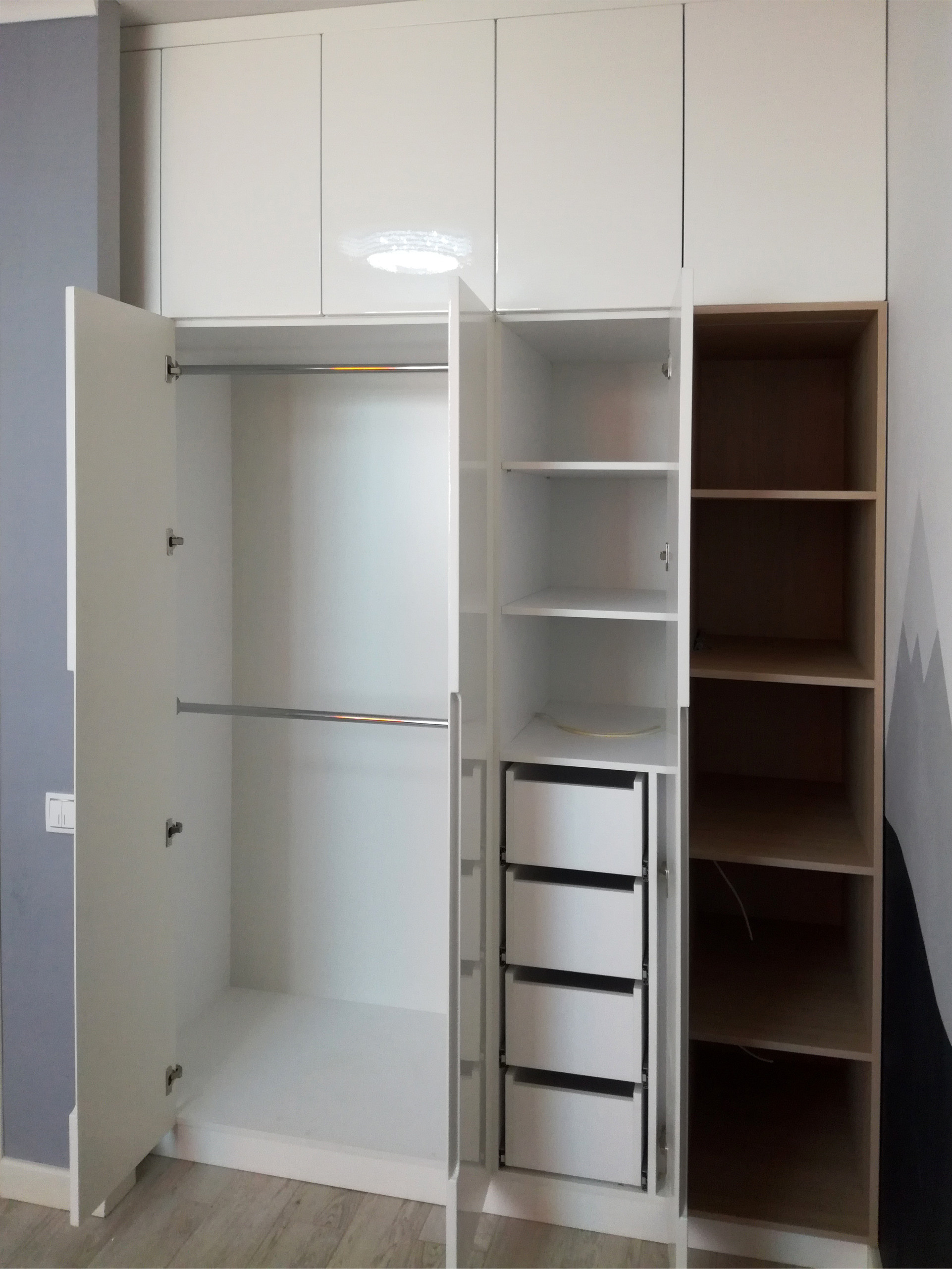 Шкафы, гардеробные и прихожие на заказ в Евпатории. Мебель на заказ в Евпатории