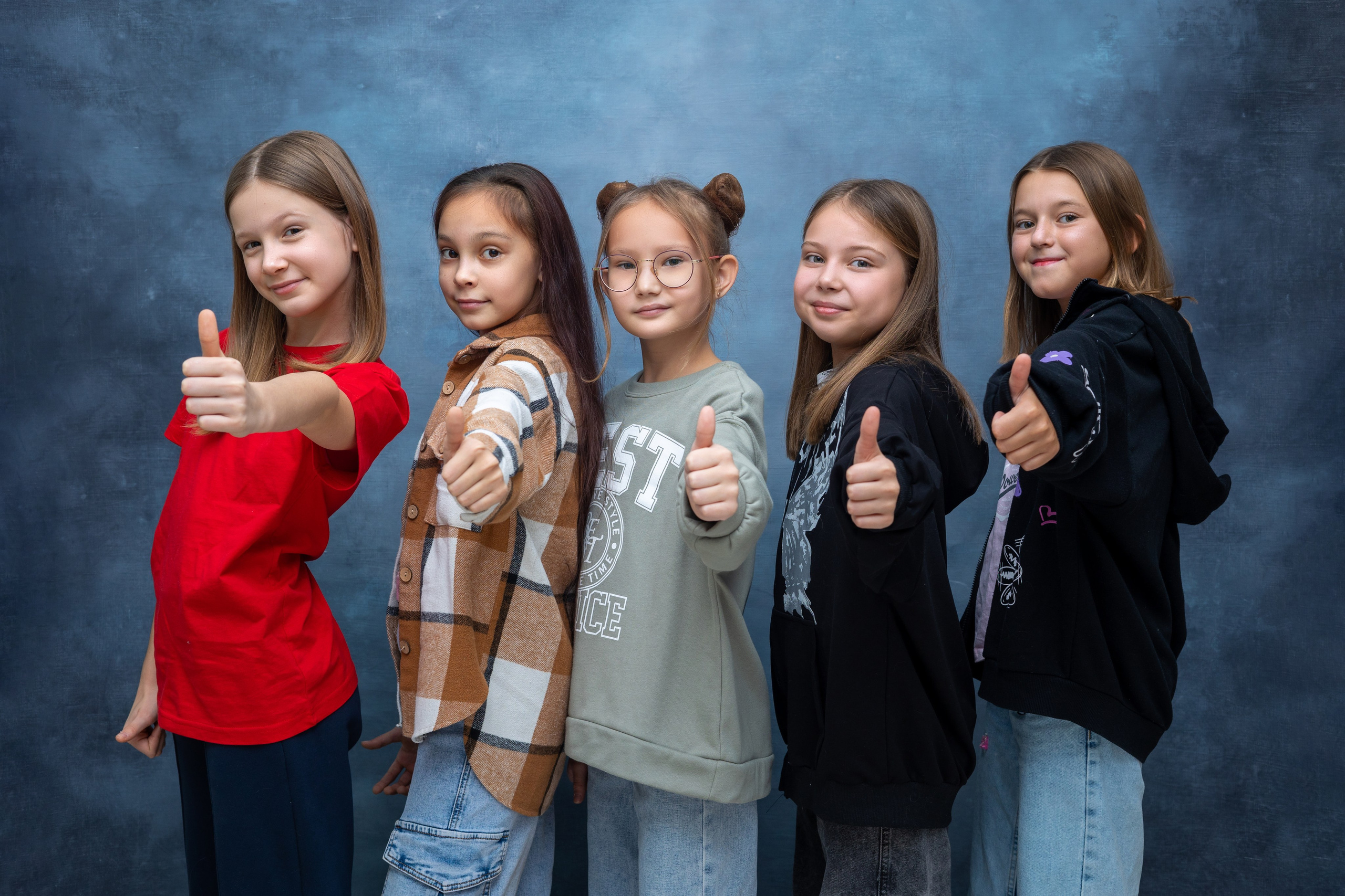 Прикольная фотография с девчонками выпускницами 4 класс. На фотографии для выпускного альбома 4 класса изображены ученицы класса 4 в неформальной одежде на фотосъёмке в фотостудии города Нижневартовска.