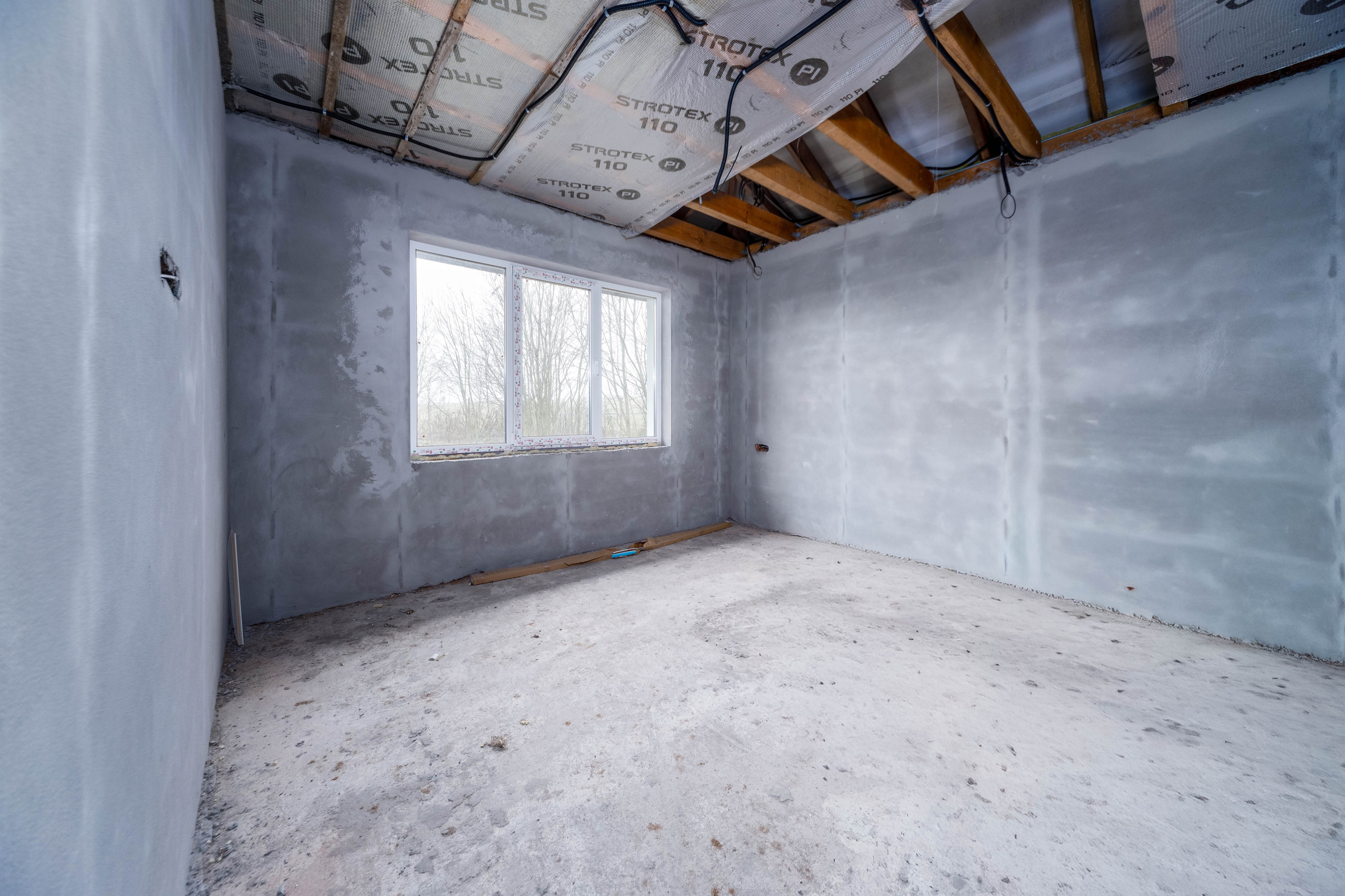 Интерьер мастер-спальни в строящемся загородном доме