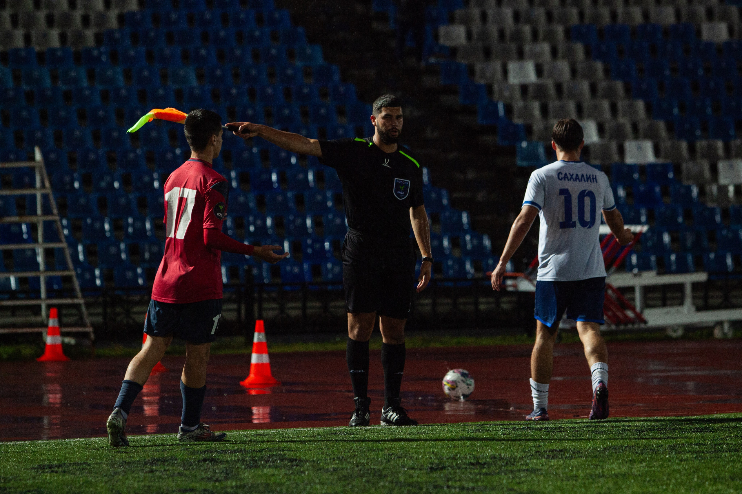 Матч юношеской футбольной лиги между командами СШ «Сахалин» и «СШОР № 1» (Комсомольск-на-Амуре) (U-18). Кутузов Евгений Фотограф в Южно-Сахалинске