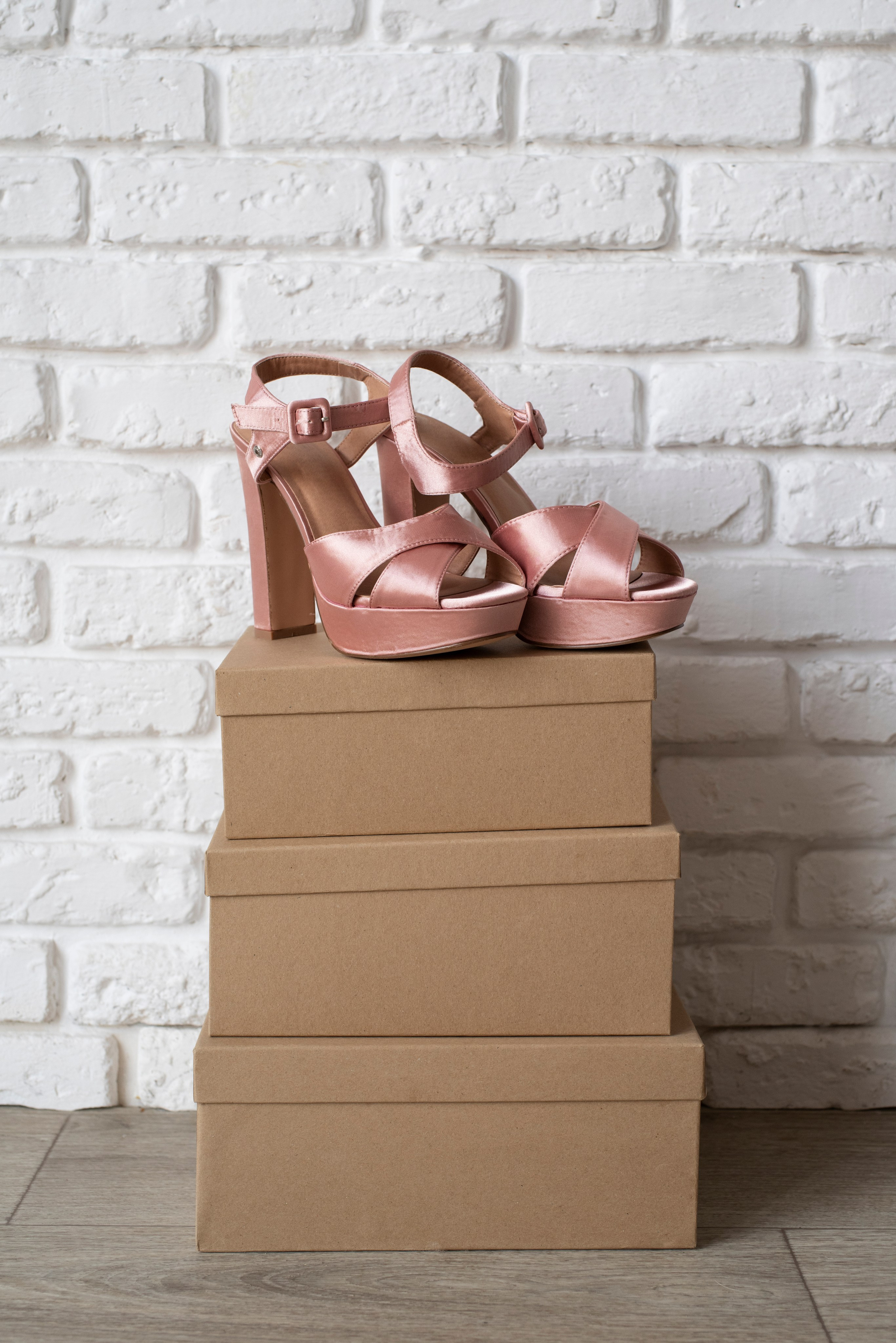 Предметное фото обуви - изысканные и удобные варианты, чтобы подчеркнуть вашу индивидуальность.