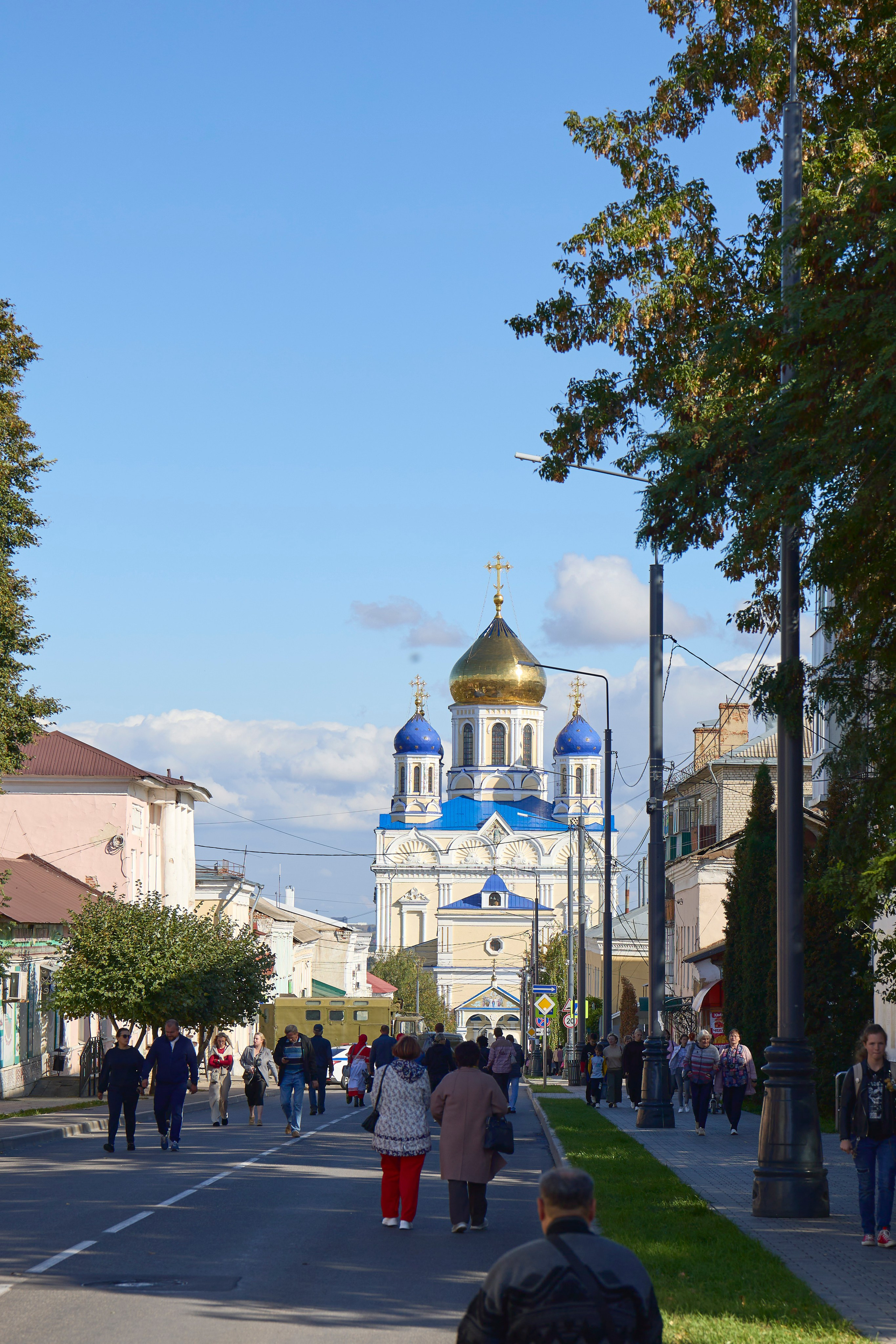 Добро пожаловать в древний Елец — город-крепость, основанный в XII веке, веками защищавший южные рубежи России. Сегодня он славится не только историей, но и культурными событиями, такими как фестиваль «Антоновские яблоки». Этот праздник посвящен творчеству великого русского писателя Ивана Бунина, чьи детские годы прошли в Ельце.Фестиваль «Антоновские яблоки» — это путешествие во времени. Город превращается в бунинскую Россию: на улицах гуляют дамы, гимназисты, купцы, а аромат антоновских яблок и яблочных угощений наполняет воздух.Великокняжеская церковь. Её уникальный хрустальный крест когда-то светился изнутри и сверкал на солнце, создавая неповторимое зрелище.🏛️ Главная духовная жемчужина города — Вознесенский собор, построенный по проекту архитектора Храма Христа Спасителя. Его мощь и величие впечатляют каждого.В каждом городе есть свой «Арбат». Прогуляйтесь по улице Мира (бывшей Торговой) — сердцу купеческого Ельца. Здесь сохранилась атмосфера XIX века. Вы увидите дом-музей Ивана Бунина, где погрузитесь в эпоху писателя.#dzvlog #dzen13 #top #желтаяшапочкаdz #тревел #елец #топ #антоновскиеяблоки