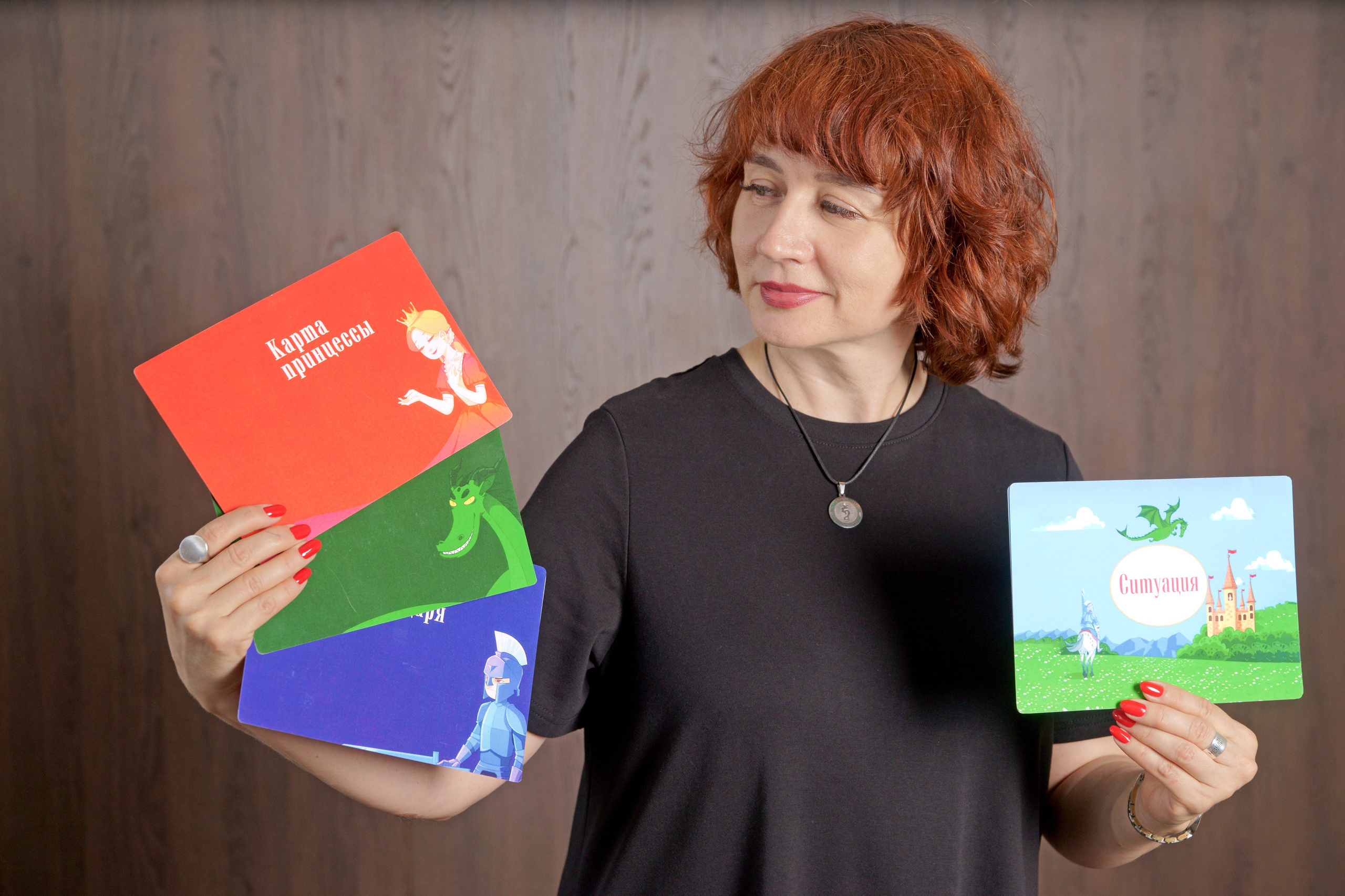 Контент съемка - женщина сидя с карточками