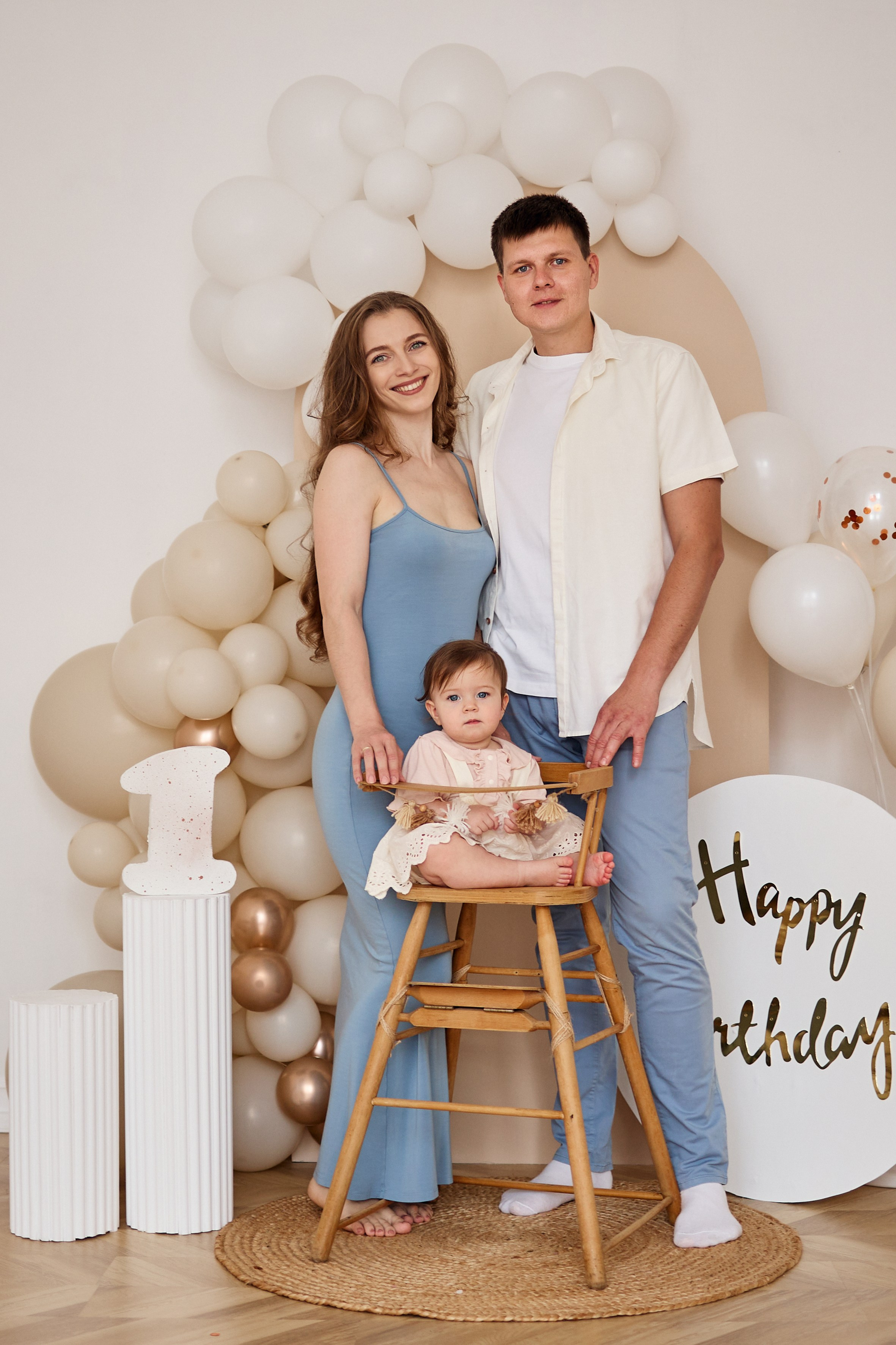 Фотосессия на первый день рождения от 1 года до 5 лет в Краснодаре. Фотостудия Roomy в Краснодаре | Семейные и детские съёмки дней рождения от 1 до 5 лет, аренда зала фотостудии