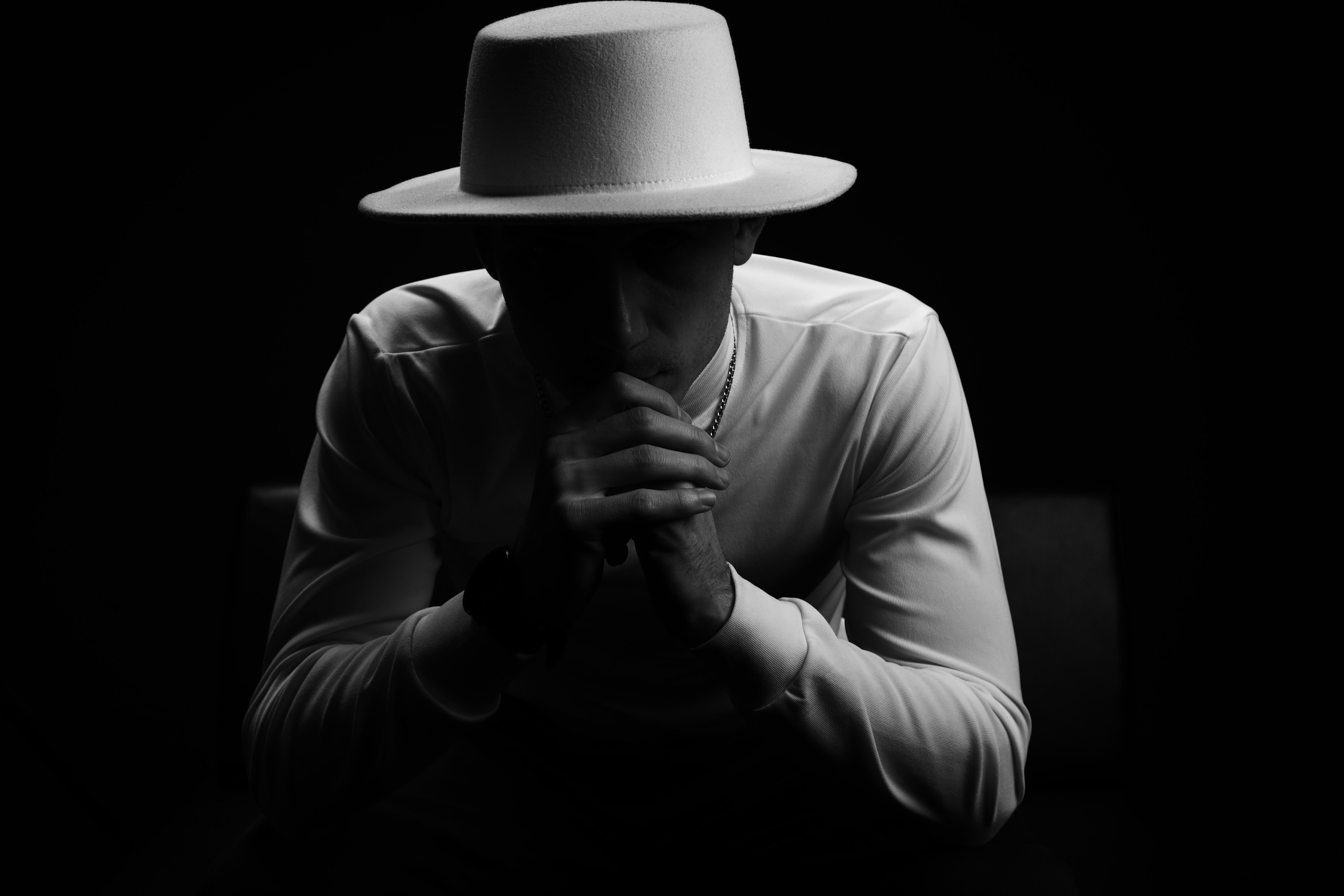 The White hat Alex. Профессиональный фотограф в Воронеже Владислав Крылов