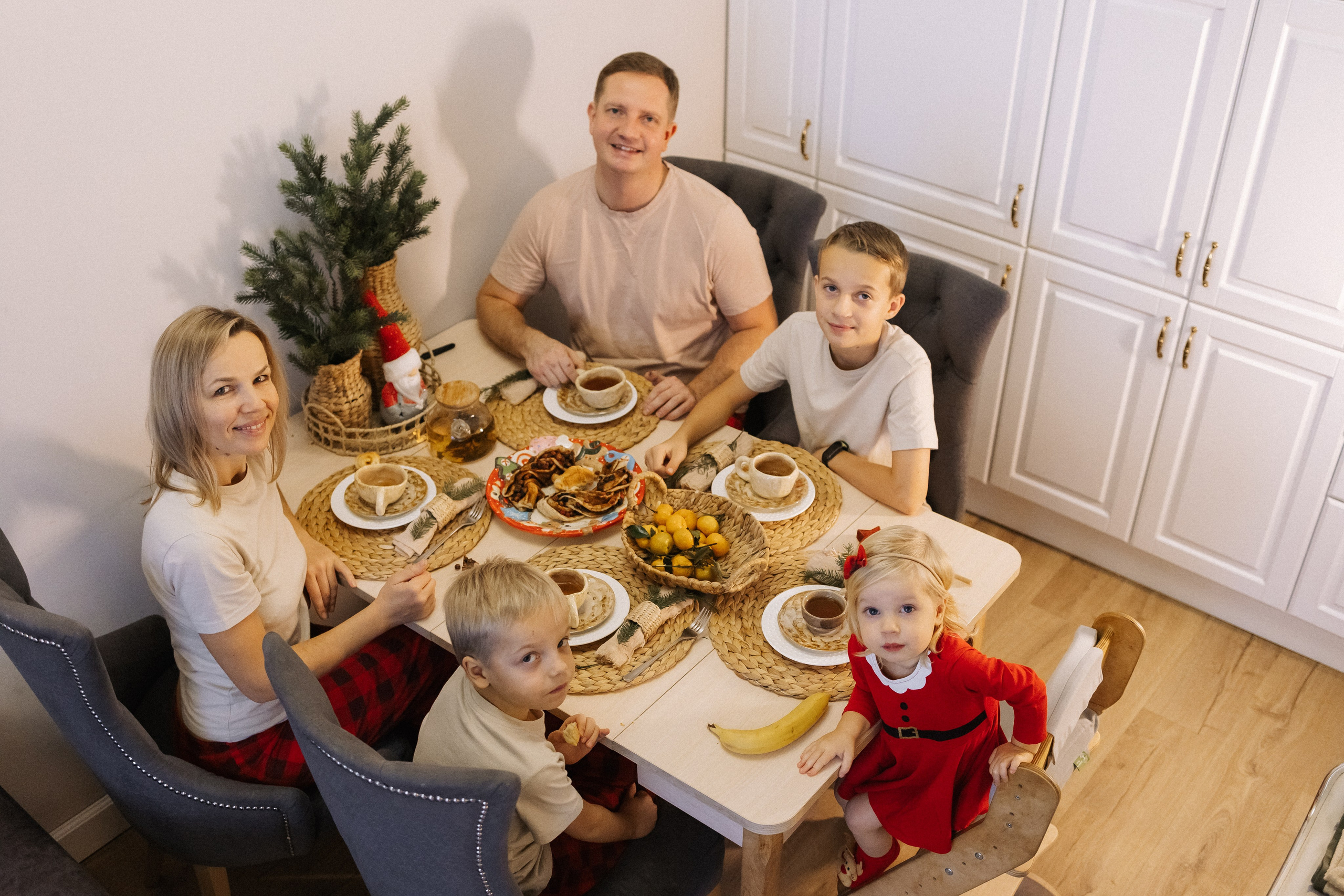 Новогодняя фотосессия дома у Леоновых. Семейный, детский и женский фотограф Дарина Старшинова в Твери