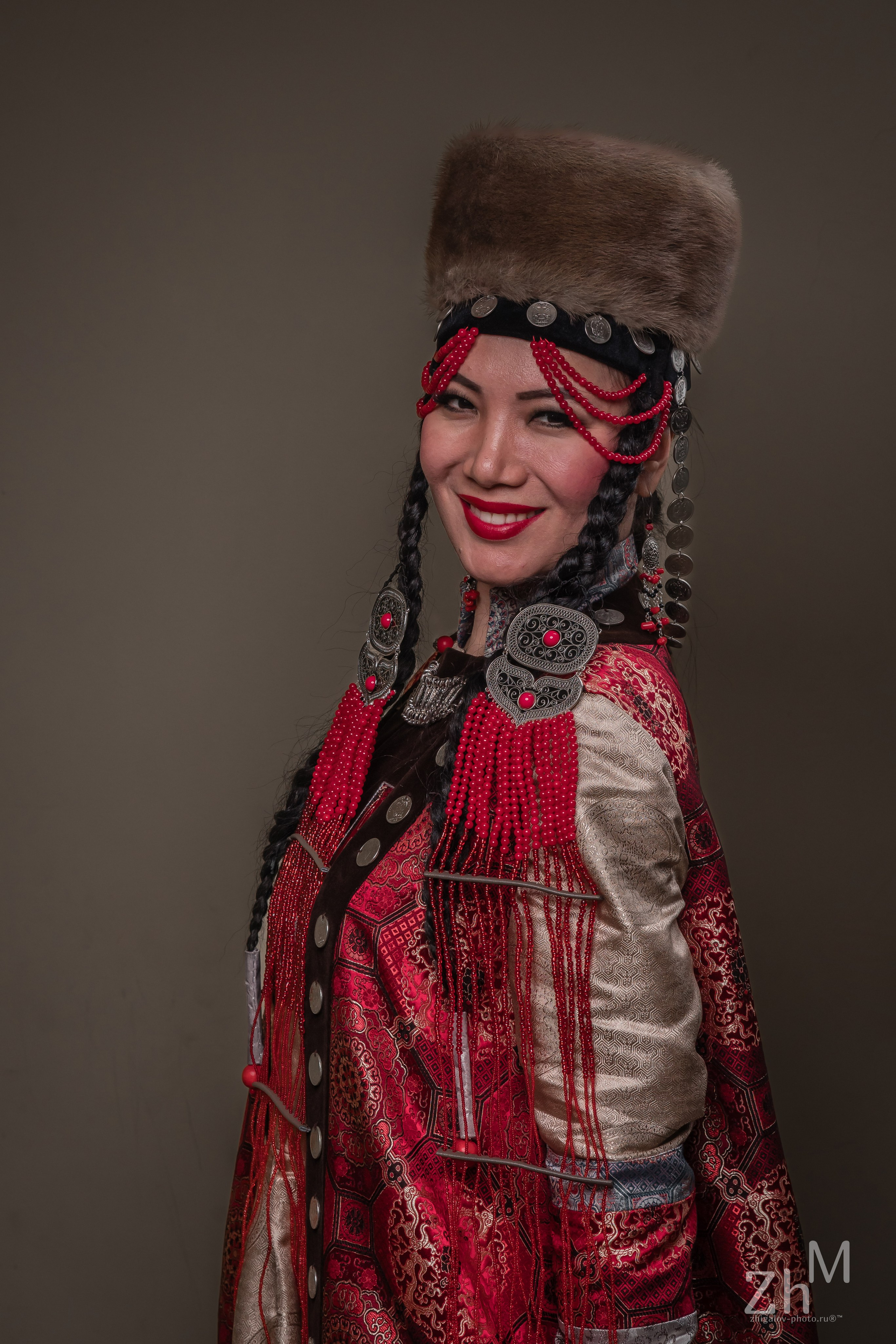 Съёмка в бурятских национальных костюмах. Семейный и свадебный фотограф в Иркутске Максим Жигалов