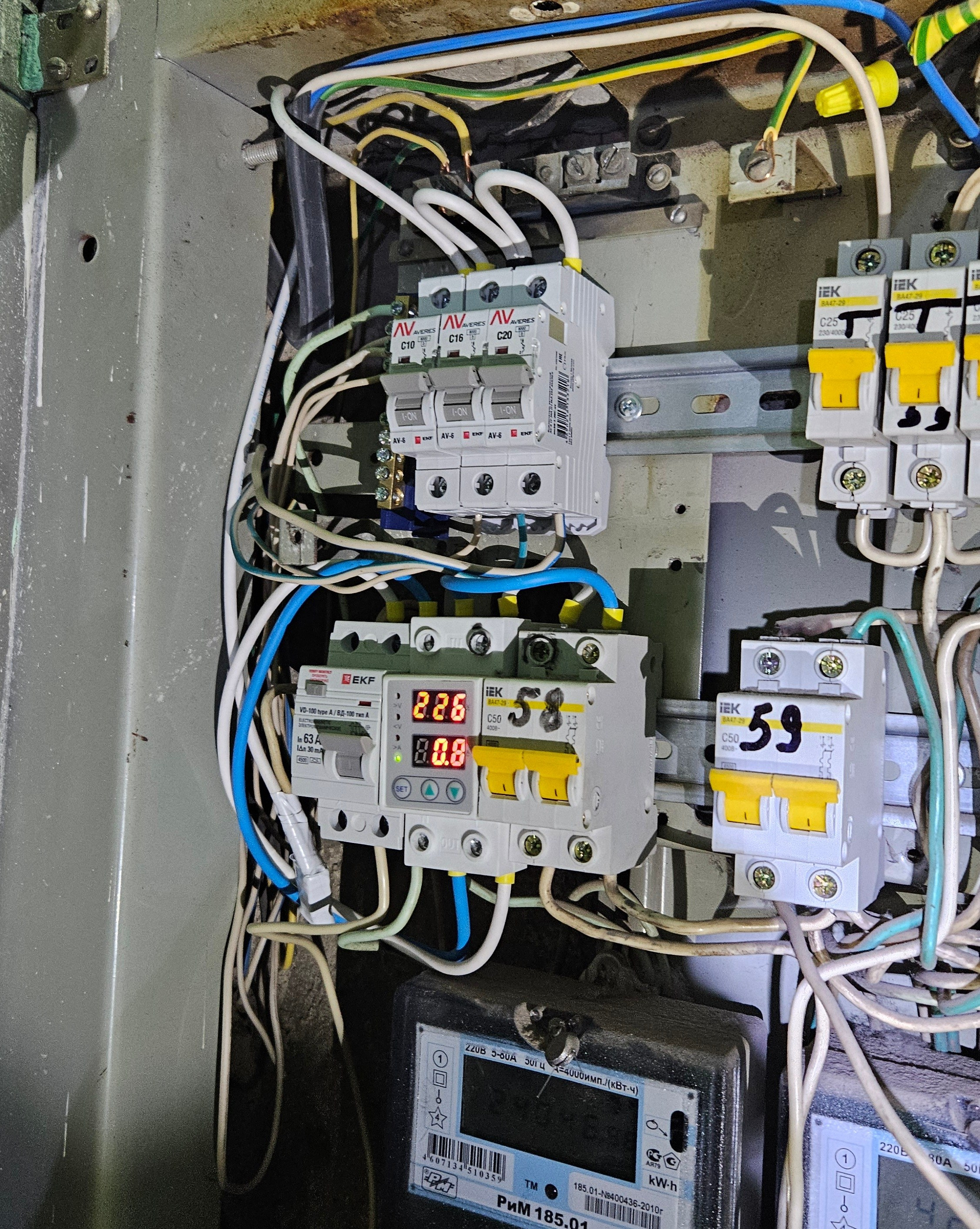 Замена автоматов в подъездном электрощите. установка устройства для  защиты от удара током